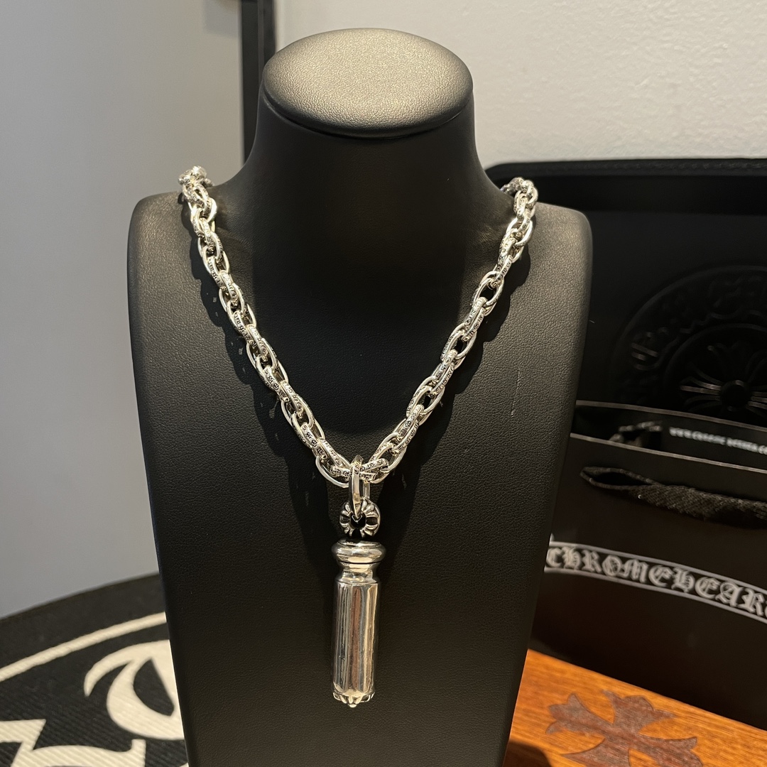 NO:108582,New [Counter Quality] Chrome Hearts Croxin Twist Necklace Cross Flower Cylindrical Pendant Kuaishou/ins/Little Red Book Popular, Different concave and convex and convex design styles, presenting uniqueness, Cross Scout Flowers are Croxin's ambition, so they last longer, genuine version Chrome Hearts Croxin, different from the market, benchmark the quality of the version, look at the details of the letter printing, retro old gray oxygen level. Seiko version!  !  !  Pure handmade ~ Authentic model opening must-have fashion and fashion, both men and women can wear it, same style for couples, original official website, rock punk style silver style, retro elements, trendy and versatile!  , jewelry boutique, chrome hearts, chrome hearts, necklace19860909新款【专柜品质】Chrome Hearts克罗心麻花项链 十字花圆柱吊坠 快手/ins/小红书热门 凹凸造型不同的花纹设计风格 呈现出与众不同 十字架 童军花是克罗心的志 所以更经久不衰 正品打版Chrome Hearts克罗心 区别市场普通轻版 对版对标品质 看字印细节 复古做旧灰氧程度.精工版本！！！ 纯手工打造 ～正品开模潮流时尚必备 男女均可佩戴 情侣同款 官网原版 摇滚朋克泰银风格 复古元素 潮流百搭！,饰品精品,chrome hearts,chrome hearts,necklace,Jewelry