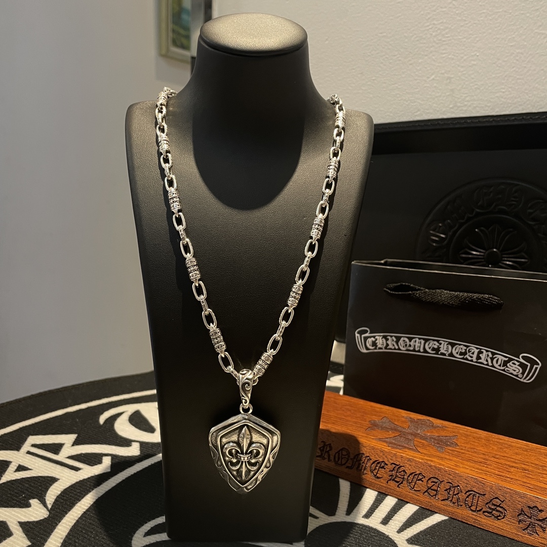 NO:108560,New [Counter Quality] Chrome Hearts Crow Cross Necklace Scout Flower Shield Pendant Kuaishou/ins/Little Red Book Popularity The pattern design styles with different concave and convex shapes present a unique style Cross Scout Flower is Crowxin's ambition, so it lasts for a longer time. Genuine version of Chrome Hearts Crowxin Difference to the market ordinary light version, benchmark the quality of the version, look at the details of the letter printing, retro, old gray oxygen level. Seiko version!  !  !  Pure handmade ~ Authentic model opening must-have fashion and fashion, both men and women can wear it, same style for couples, original official website, rock punk style silver style, retro elements, trendy and versatile!  , jewelry boutique, chrome hearts, chrome hearts, necklace19860909新款【专柜品质】Chrome Hearts克罗十字架项链 童军花盾牌吊坠 快手/ins/小红书热门 凹凸造型不同的花纹设计风格 呈现出与众不同 十字架 童军花是克罗心的志 所以更经久不衰 正品打版Chrome Hearts克罗心 区别市场普通轻版 对版对标品质 看字印细节 复古做旧灰氧程度.精工版本！！！ 纯手工打造 ～正品开模潮流时尚必备 男女均可佩戴 情侣同款 官网原版 摇滚朋克泰银风格 复古元素 潮流百搭！,饰品精品,chrome hearts,chrome hearts,necklace,Jewelry