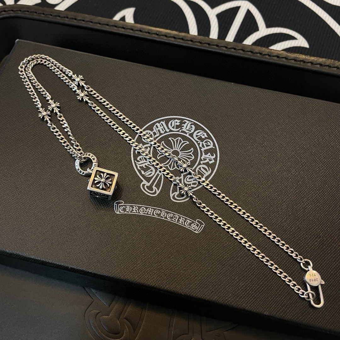 NO:108562,New [Counter Quality] Chrome Hearts Croxin Classic retro cross side necklace, dice pendant, different concave and convex design styles present unique. Cross Scout flowers are Croxin's logo, so they last longer. Genuine version Chrome Hearts Croxin necklaces are the ordinary light version of the market. The quality is benchmarked against the version. Look at the details of the letter printing. The degree of retro old gray oxygen. Seiko version!  , jewelry boutique, chrome hearts, chrome hearts, necklace19860909新款【专柜品质】Chrome Hearts克罗心 经典复古十字架侧身项链 骰子吊坠 凹凸造型不同的花纹设计风格呈现出与众不同 十字架童军花是克罗心的标志 所以更经久不衰 正品打版Chrome Hearts克罗心项链区别市场普通轻版 对版对标品质 看字印细节 复古做旧灰氧程度.精工版本！,饰品精品,chrome hearts,chrome hearts,necklace,Jewelry