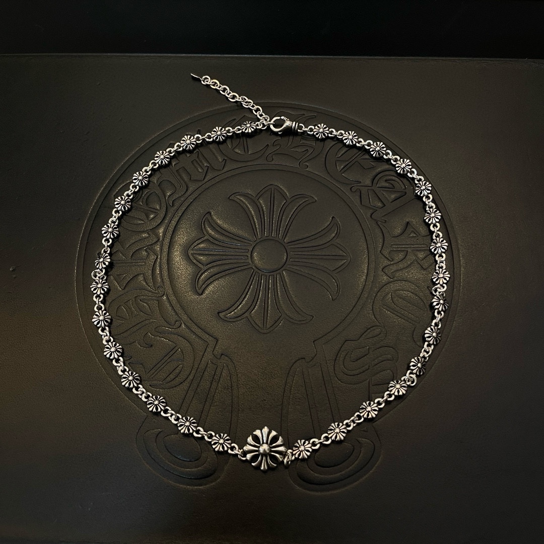NO:108221,TikTok/Kuaishou/ins/Xiaohongshu/Live Hot, New [Counter Quality] Chrome Hearts Croxin Cross Flower Necklace, different pattern design styles with concave and convex shapes present uniqueness. Cross Scout flowers are Croxin's ambitions, so they last longer. Genuine version of Chrome Hearts Croxin, different from the market, benchmark the quality of the version, look at the details of the letter printing, retro, old gray oxygen level. Seiko version!  !  !  Pure handmade ~ Authentic model opening must-have fashion and fashion, both men and women can wear it, same style for couples, original official website, rock punk style silver style, retro elements, trendy and versatile!  , jewelry boutique, chrome hearts, chrome hearts, necklace19860909批 抖音/快手/ins/小红书/直播热门 ,新款【专柜品质】Chrome Hearts克罗心十字花项链 ,凹凸造型不同的花纹设计风格 呈现出与众不同 十字架 童军花是克罗心的志 所以更经久不衰 正品打版Chrome Hearts克罗心 区别市场普通轻版 对版对标品质 看字印细节 复古做旧灰氧程度.精工版本！！！ 纯手工打造 ～正品开模潮流时尚必备 男女均可佩戴 情侣同款 官网原版 摇滚朋克泰银风格 复古元素 潮流百搭！,饰品精品,chrome hearts,chrome hearts,necklace,Jewelry