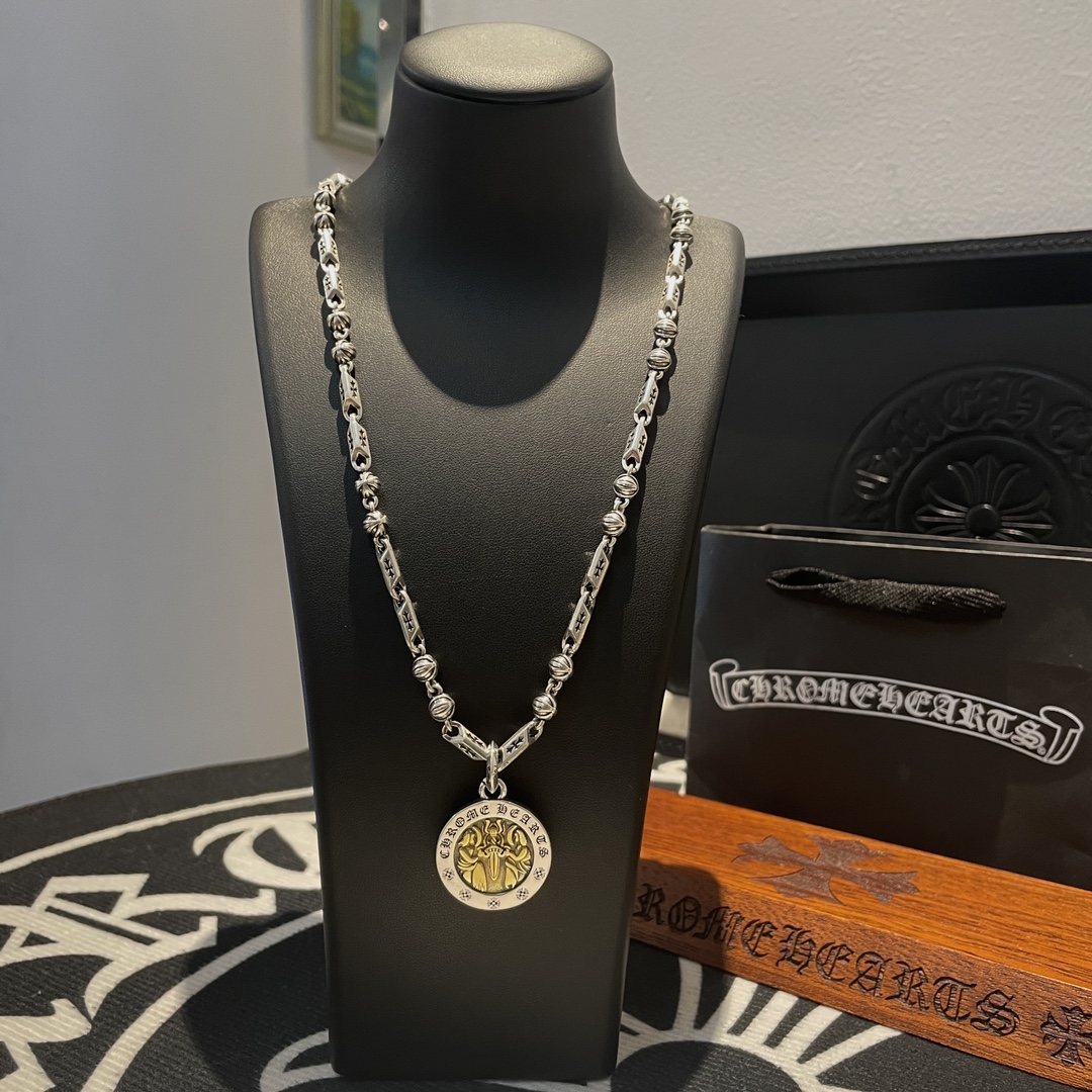 NO:108224,New [Counter Quality] Chrome Hearts Cro Cross Flower Ball Necklace, Virgin Sword Pendant, Kuaishou/ins/Little Red Book Popular, Different concave and convex and convex design styles, presenting uniqueness, Cross Scout flowers are Croxin's ambition, so they last longer, genuine version Chrome Hearts Croxin, differentiate the market ordinary light version, benchmark the quality of the version, look at the details of the letter printing, retro old gray oxygen level. Seiko version!  !  !  Pure handmade ~ Authentic model opening must-have fashion and fashion, both men and women can wear it, same style for couples, original official website, rock punk style silver style, retro elements, trendy and versatile!  , jewelry boutique, chrome hearts, chrome hearts, necklace19860909新款【专柜品质】Chrome Hearts克罗十字花球项链 圣母宝剑吊坠 快手/ins/小红书热门 凹凸造型不同的花纹设计风格 呈现出与众不同 十字架 童军花是克罗心的志 所以更经久不衰 正品打版Chrome Hearts克罗心 区别市场普通轻版 对版对标品质 看字印细节 复古做旧灰氧程度.精工版本！！！ 纯手工打造 ～正品开模潮流时尚必备 男女均可佩戴 情侣同款 官网原版 摇滚朋克泰银风格 复古元素 潮流百搭！,饰品精品,chrome hearts,chrome hearts,necklace,Jewelry