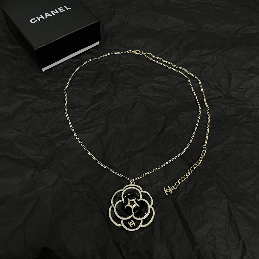 Chanel香奈儿中古毛衣链小香家的款式真心无需多介绍每一款都超好看精致大方非常显气质长度:总长85厘米