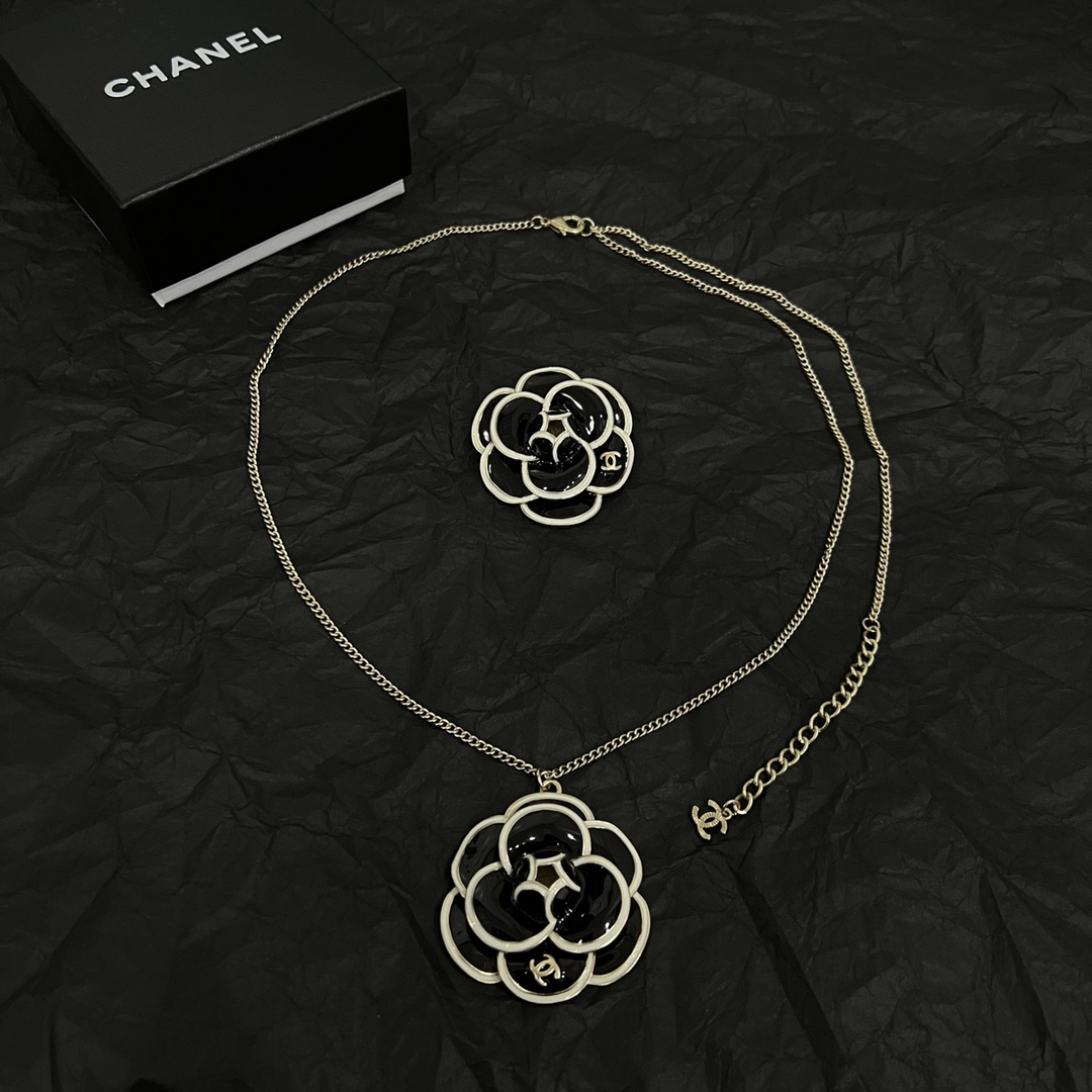 Chanel香奈儿中古毛衣链小香家的款式真心无需多介绍每一款都超好看精致大方非常显气质长度:总长85厘米