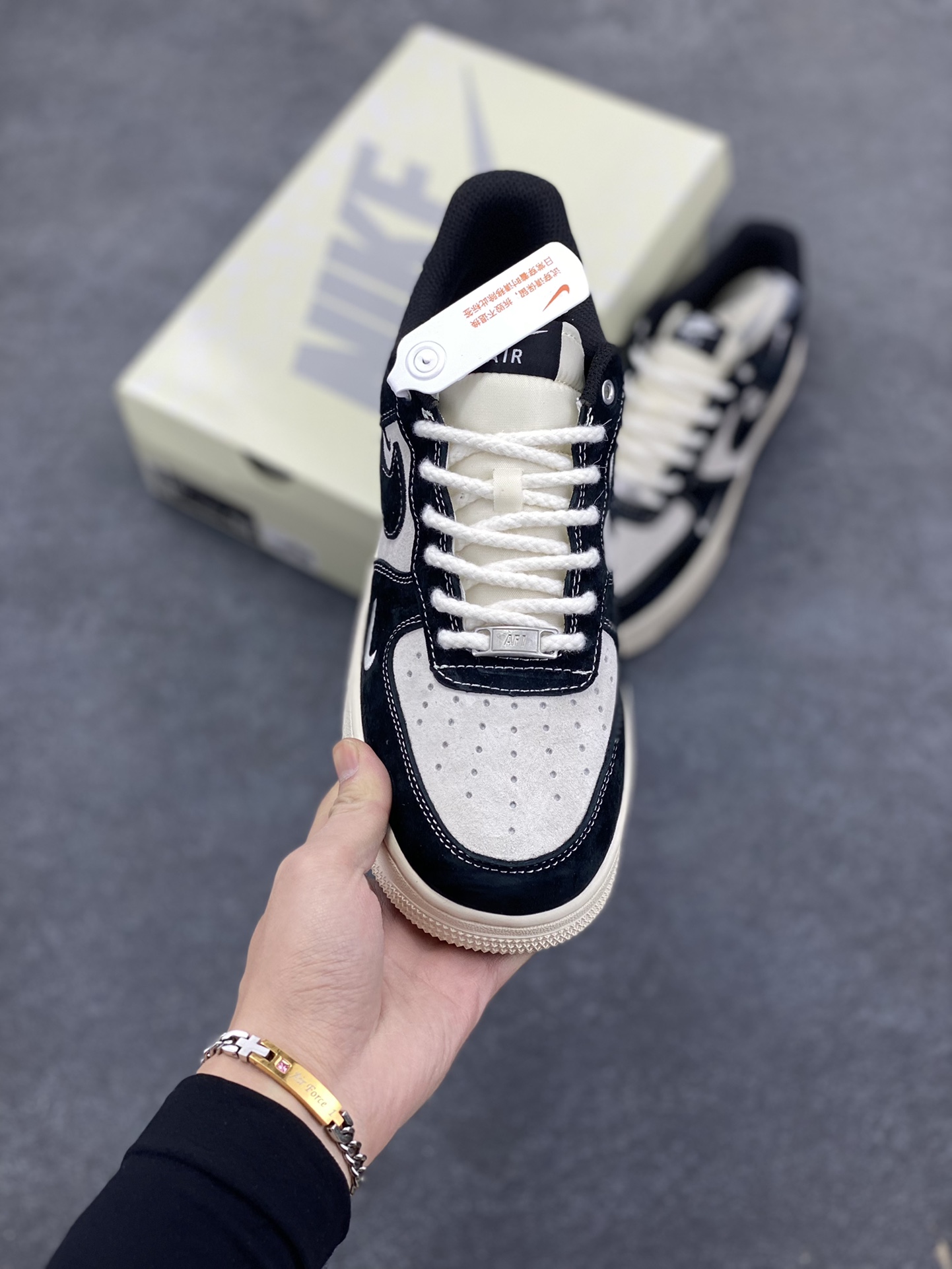 图片[2]-NIke Air Force 1 \’07 Low “Supreme冠军联名–米黑小三勾”空军一号 低帮 运动鞋 休闲鞋 折边针车 工艺难度大 原楦头原纸板 原装鞋盒 定制五金配件 内置全掌气垫 原厂鞋底 货号：SJ6698-019 尺码：36 36.5 37.5 38 38.5 39 40 40.5 41 42 42.5 43 44 44.5 45-选品中心