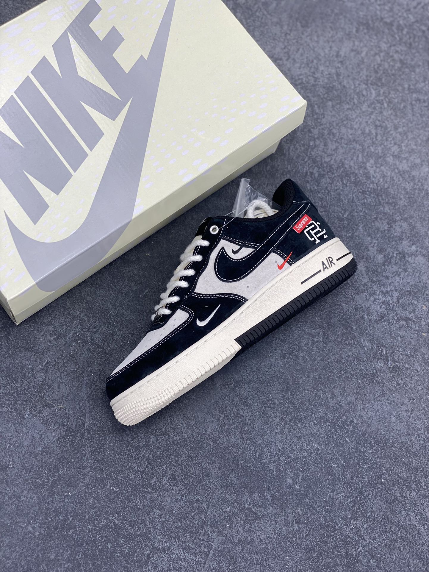图片[7]-NIke Air Force 1 \’07 Low “Supreme冠军联名–米黑小三勾”空军一号 低帮 运动鞋 休闲鞋 折边针车 工艺难度大 原楦头原纸板 原装鞋盒 定制五金配件 内置全掌气垫 原厂鞋底 货号：SJ6698-019 尺码：36 36.5 37.5 38 38.5 39 40 40.5 41 42 42.5 43 44 44.5 45-选品中心