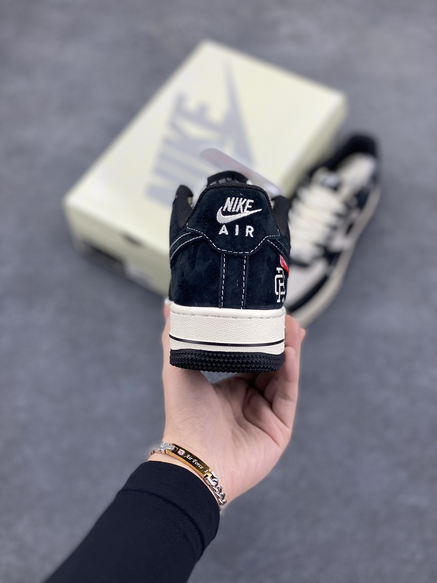 图片[4]-NIke Air Force 1 \’07 Low “Supreme冠军联名–米黑小三勾”空军一号 低帮 运动鞋 休闲鞋 折边针车 工艺难度大 原楦头原纸板 原装鞋盒 定制五金配件 内置全掌气垫 原厂鞋底 货号：SJ6698-019 尺码：36 36.5 37.5 38 38.5 39 40 40.5 41 42 42.5 43 44 44.5 45-选品中心