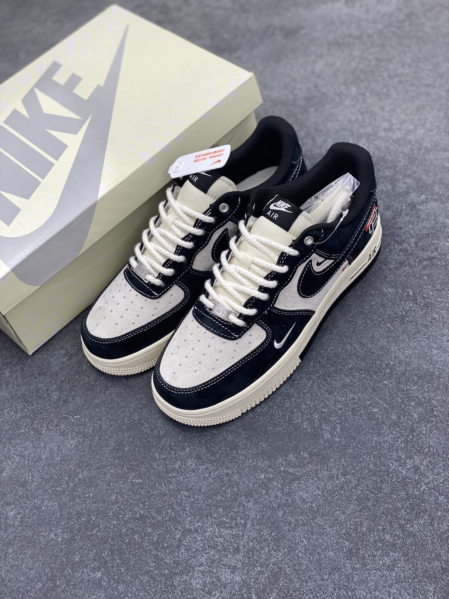 图片[8]-NIke Air Force 1 \’07 Low “Supreme冠军联名–米黑小三勾”空军一号 低帮 运动鞋 休闲鞋 折边针车 工艺难度大 原楦头原纸板 原装鞋盒 定制五金配件 内置全掌气垫 原厂鞋底 货号：SJ6698-019 尺码：36 36.5 37.5 38 38.5 39 40 40.5 41 42 42.5 43 44 44.5 45-选品中心