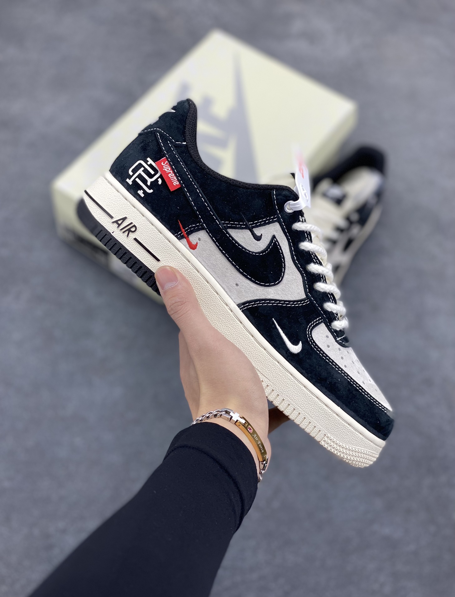 NIke Air Force 1 \’07 Low “Supreme冠军联名–米黑小三勾”空军一号 低帮 运动鞋 休闲鞋 折边针车 工艺难度大 原楦头原纸板 原装鞋盒 定制五金配件 内置全掌气垫 原厂鞋底 货号:SJ6698-019 尺码:36 36.5 37.5 38 38.5 39 40 40.5 41 42 42.5 43 44 44.5 45-选品中心
