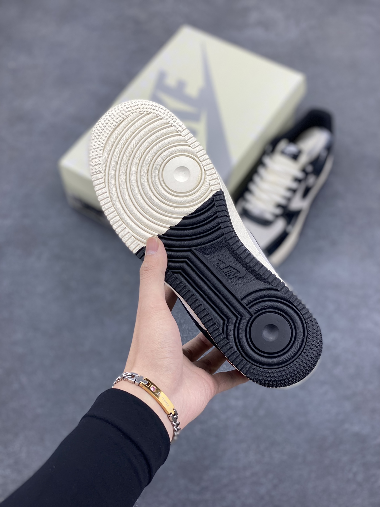 图片[5]-NIke Air Force 1 \’07 Low “Supreme冠军联名–米黑小三勾”空军一号 低帮 运动鞋 休闲鞋 折边针车 工艺难度大 原楦头原纸板 原装鞋盒 定制五金配件 内置全掌气垫 原厂鞋底 货号：SJ6698-019 尺码：36 36.5 37.5 38 38.5 39 40 40.5 41 42 42.5 43 44 44.5 45-选品中心