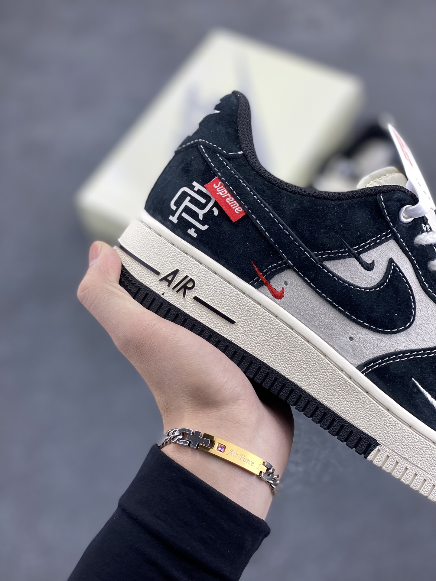 图片[6]-NIke Air Force 1 \’07 Low “Supreme冠军联名–米黑小三勾”空军一号 低帮 运动鞋 休闲鞋 折边针车 工艺难度大 原楦头原纸板 原装鞋盒 定制五金配件 内置全掌气垫 原厂鞋底 货号：SJ6698-019 尺码：36 36.5 37.5 38 38.5 39 40 40.5 41 42 42.5 43 44 44.5 45-选品中心