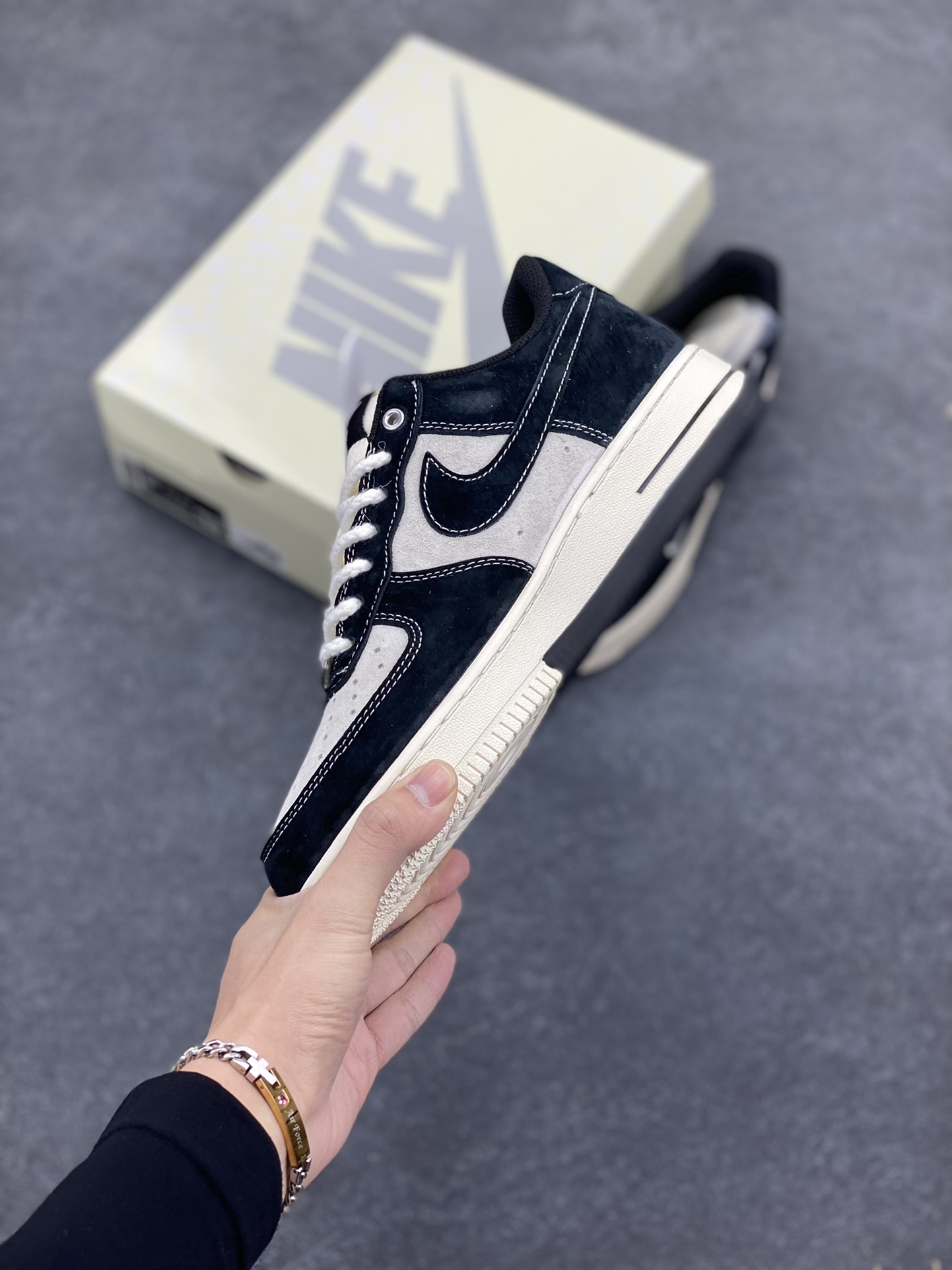 图片[3]-NIke Air Force 1 \’07 Low “Supreme冠军联名–米黑小三勾”空军一号 低帮 运动鞋 休闲鞋 折边针车 工艺难度大 原楦头原纸板 原装鞋盒 定制五金配件 内置全掌气垫 原厂鞋底 货号：SJ6698-019 尺码：36 36.5 37.5 38 38.5 39 40 40.5 41 42 42.5 43 44 44.5 45-选品中心