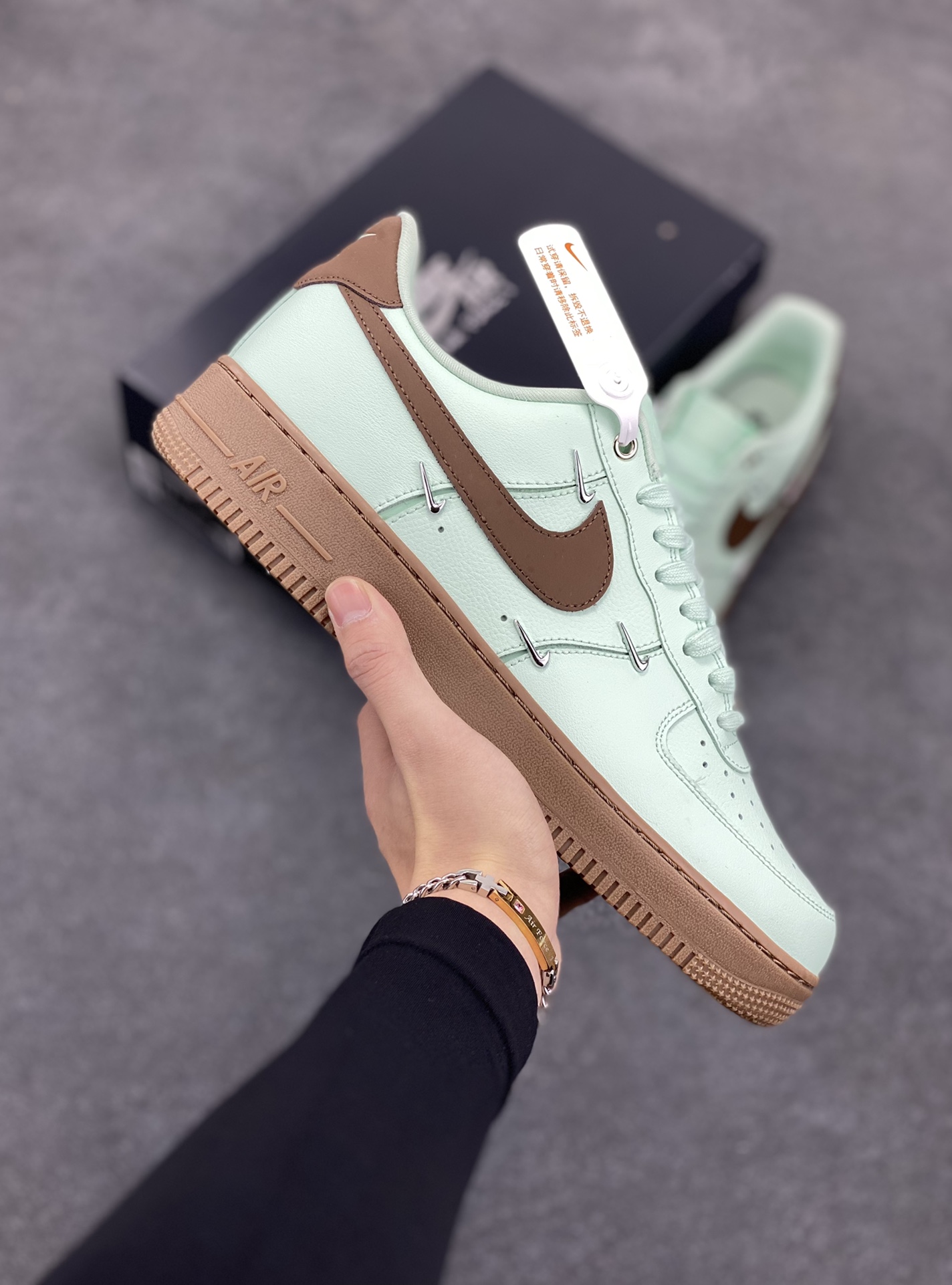 Nike Air Force 1 Low 07 蒂芙尼绿四铁钩 空军一号低帮运动休闲板鞋 原楦头原纸板 打造纯正低帮空军版型 专注外贸渠道 全掌内置蜂窝气垫 原盒配件 原厂中底钢印、拉帮完美 货号：IB8894-329 尺码：35.5 36 36.5 37.5 38 38.5 39 40 40.5 41 42 42.5 43 44 44.5 45-选品中心