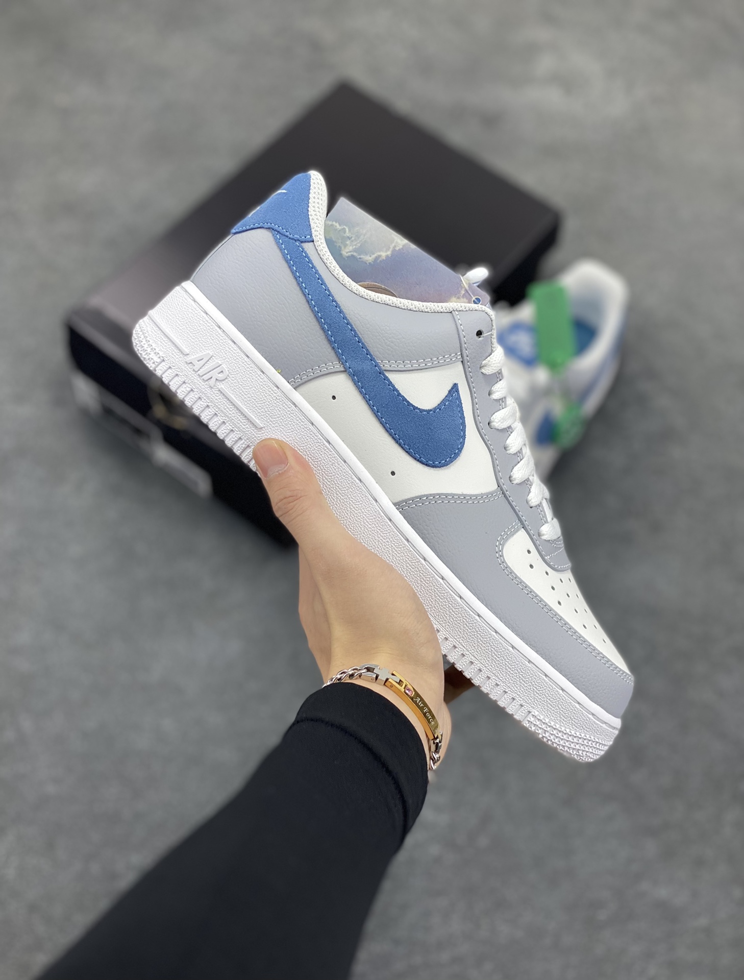 HY版本💯 Nike Air Force 1 Low 灰蓝 原楦头原纸板 打造纯正空军版型 专注外贸渠道 全掌内置蜂窝气垫 原盒配件 原厂中底钢印、拉帮完美 货号：HV1795-141 尺码：36 36.5 37.5 38 38.5 39 40 40.5 41 42 42.5 43 44 44.5 45 46-选品中心