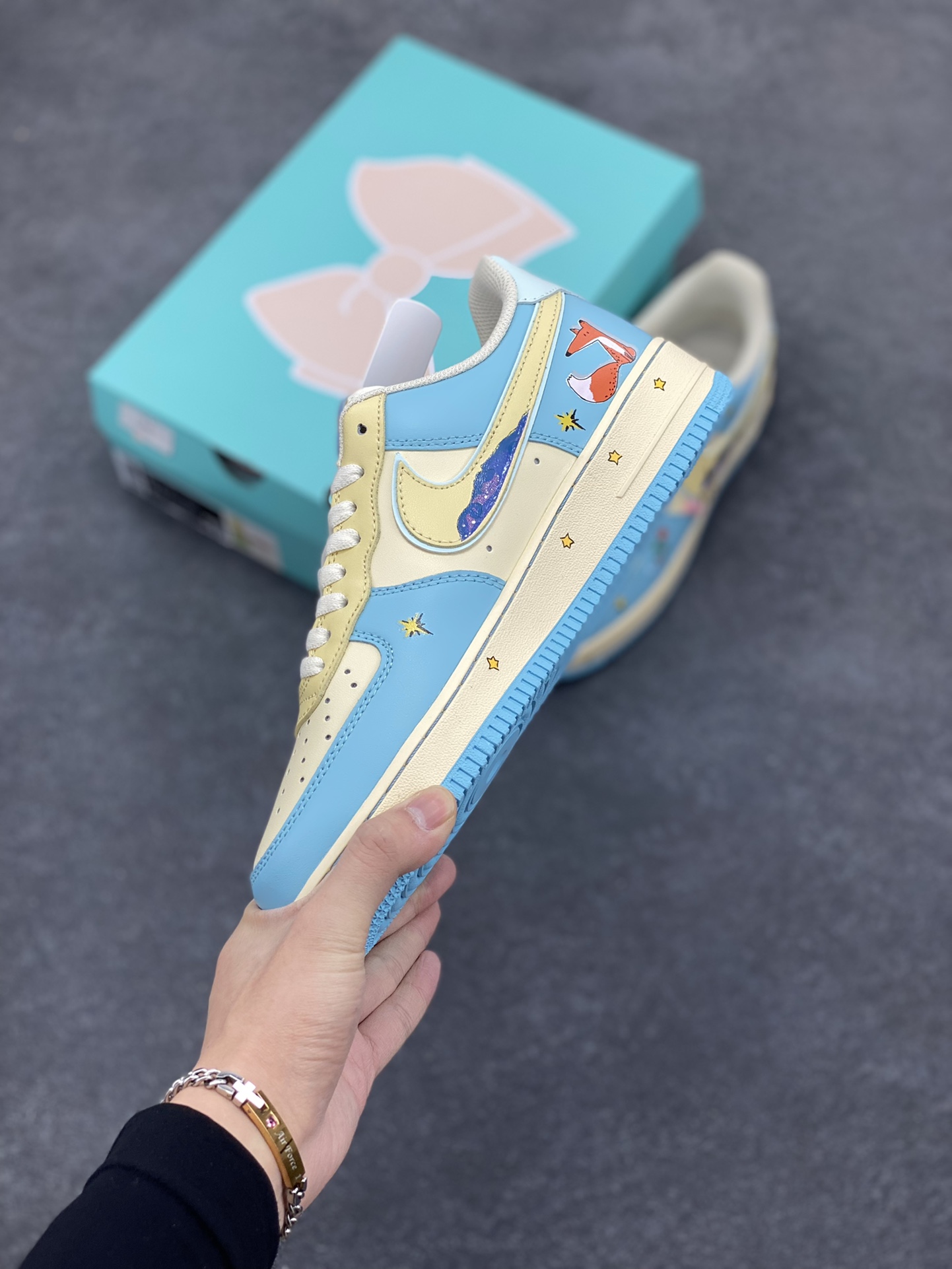 图片[3]-Nike Air Force 1 Low “The Little Prince” “小王子”空军一号低帮休闲运动板鞋 小王子在地球上遇到了狐狸，狐狸请求小王子驯养它。狐狸告诉小王子，“驯养”就是建立联系，从此彼此变得独一无二。它还说重要的东西眼睛是看不见的，要用心去感受。小王子由此明白了他的玫瑰对他的重要性，尽管世界上有无数朵玫瑰，但他浇灌、呵护的那一朵才是他真正在乎的 货号：XL2321-555 尺码：36 36.5 37.5 38 38.5 39 40 40.5 41 42 42.5 43 44 44.5 45-选品中心