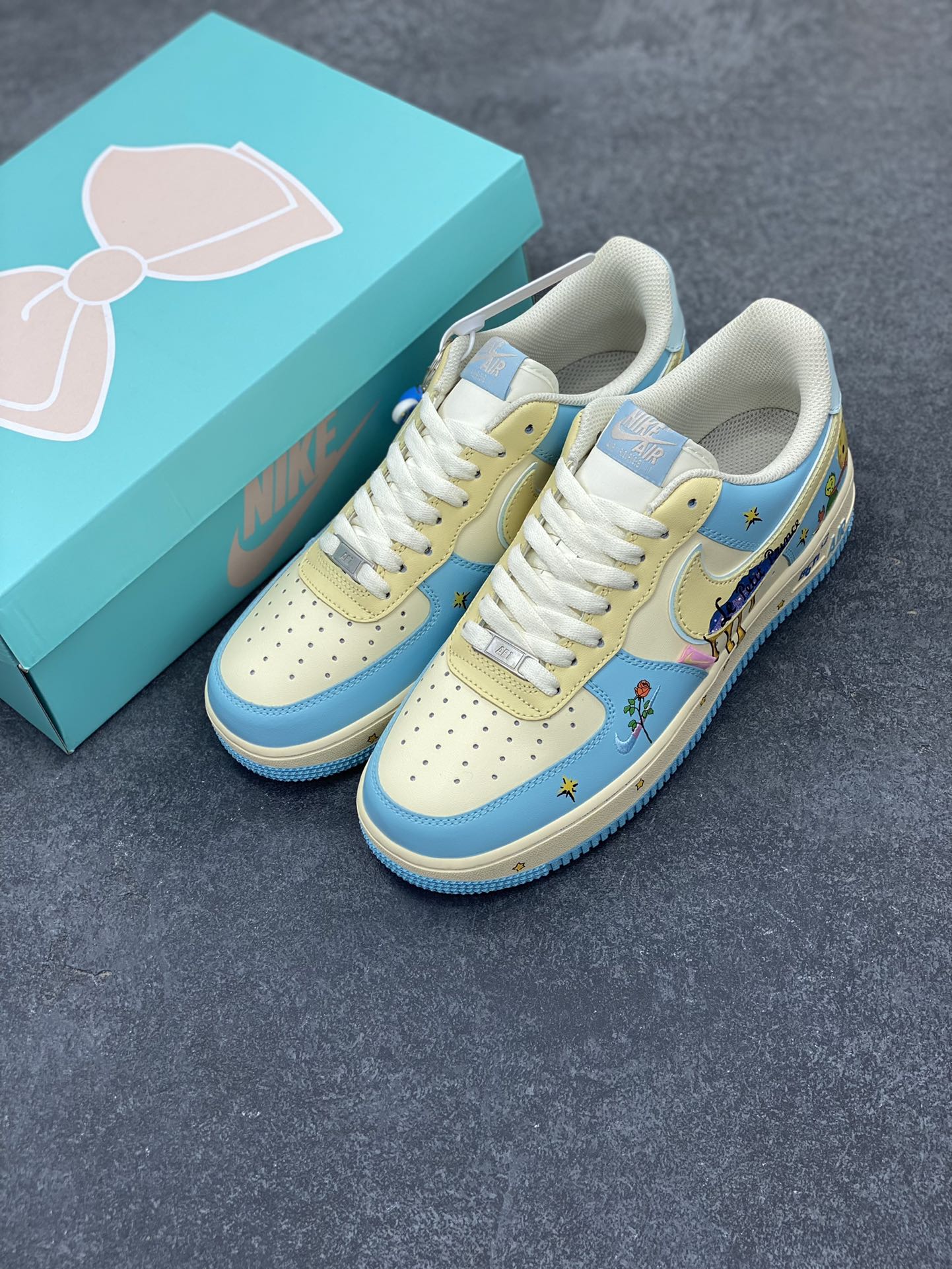 图片[8]-Nike Air Force 1 Low “The Little Prince” “小王子”空军一号低帮休闲运动板鞋 小王子在地球上遇到了狐狸，狐狸请求小王子驯养它。狐狸告诉小王子，“驯养”就是建立联系，从此彼此变得独一无二。它还说重要的东西眼睛是看不见的，要用心去感受。小王子由此明白了他的玫瑰对他的重要性，尽管世界上有无数朵玫瑰，但他浇灌、呵护的那一朵才是他真正在乎的 货号：XL2321-555 尺码：36 36.5 37.5 38 38.5 39 40 40.5 41 42 42.5 43 44 44.5 45-选品中心