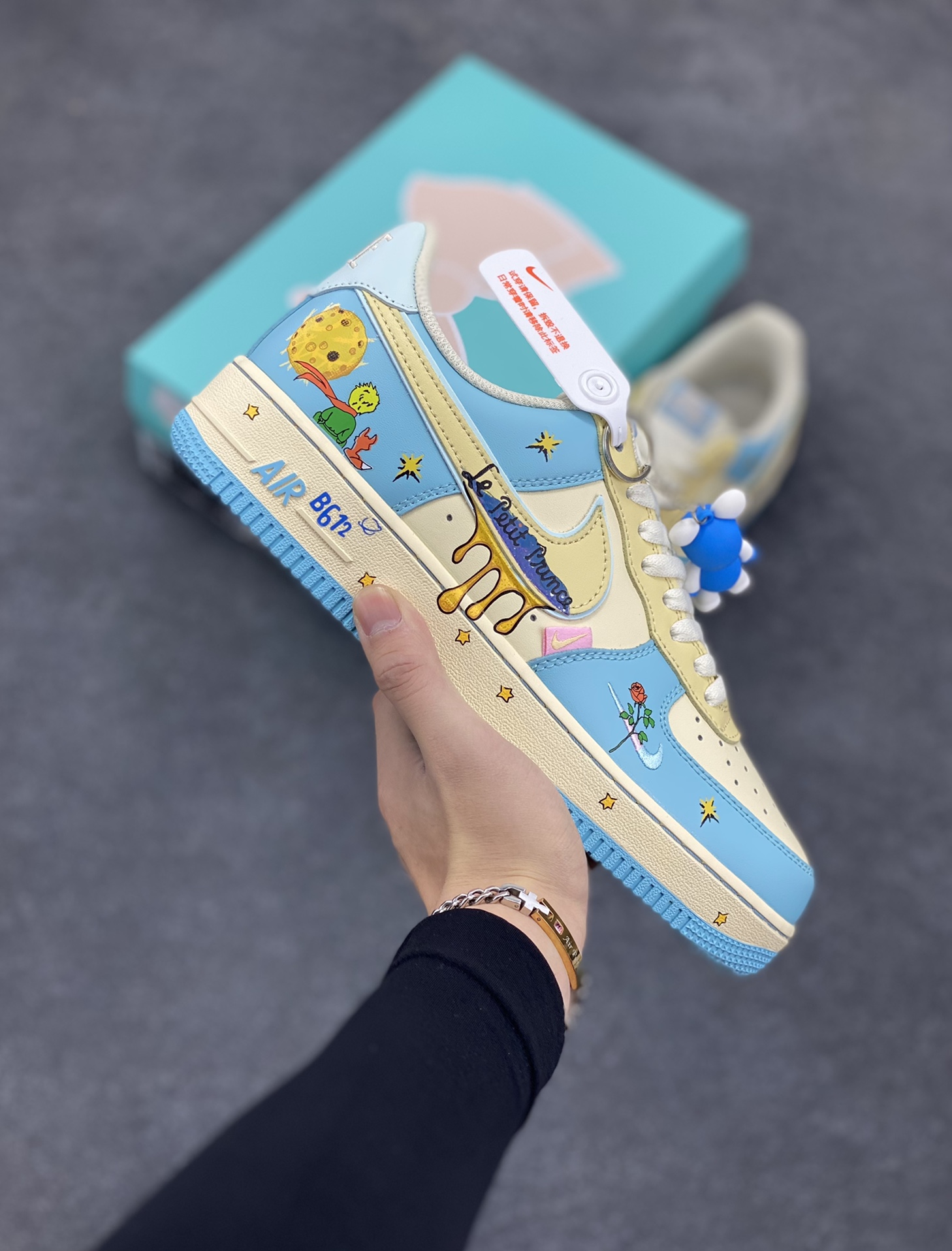 Nike Air Force 1 Low “The Little Prince” “小王子”空军一号低帮休闲运动板鞋 小王子在地球上遇到了狐狸，狐狸请求小王子驯养它。狐狸告诉小王子，“驯养”就是建立联系，从此彼此变得独一无二。它还说重要的东西眼睛是看不见的，要用心去感受。小王子由此明白了他的玫瑰对他的重要性，尽管世界上有无数朵玫瑰，但他浇灌、呵护的那一朵才是他真正在乎的 货号：XL2321-555 尺码：36 36.5 37.5 38 38.5 39 40 40.5 41 42 42.5 43 44 44.5 45-选品中心
