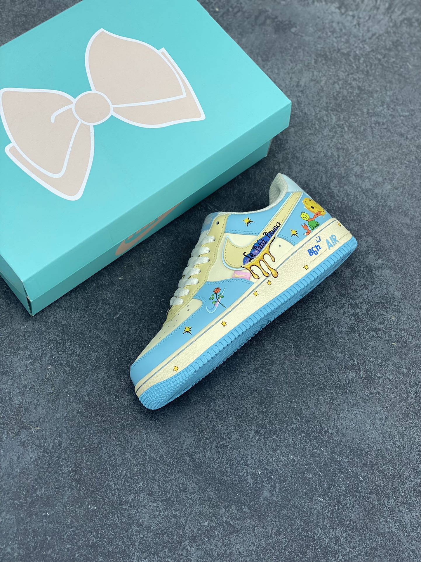 图片[7]-Nike Air Force 1 Low “The Little Prince” “小王子”空军一号低帮休闲运动板鞋 小王子在地球上遇到了狐狸，狐狸请求小王子驯养它。狐狸告诉小王子，“驯养”就是建立联系，从此彼此变得独一无二。它还说重要的东西眼睛是看不见的，要用心去感受。小王子由此明白了他的玫瑰对他的重要性，尽管世界上有无数朵玫瑰，但他浇灌、呵护的那一朵才是他真正在乎的 货号：XL2321-555 尺码：36 36.5 37.5 38 38.5 39 40 40.5 41 42 42.5 43 44 44.5 45-选品中心