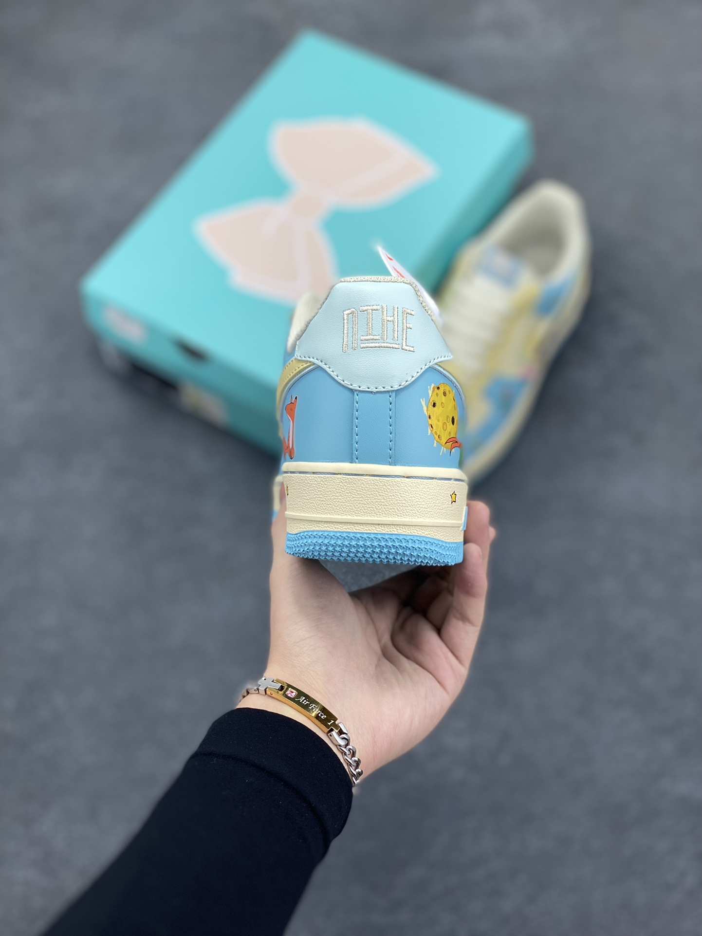 图片[4]-Nike Air Force 1 Low “The Little Prince” “小王子”空军一号低帮休闲运动板鞋 小王子在地球上遇到了狐狸，狐狸请求小王子驯养它。狐狸告诉小王子，“驯养”就是建立联系，从此彼此变得独一无二。它还说重要的东西眼睛是看不见的，要用心去感受。小王子由此明白了他的玫瑰对他的重要性，尽管世界上有无数朵玫瑰，但他浇灌、呵护的那一朵才是他真正在乎的 货号：XL2321-555 尺码：36 36.5 37.5 38 38.5 39 40 40.5 41 42 42.5 43 44 44.5 45-选品中心