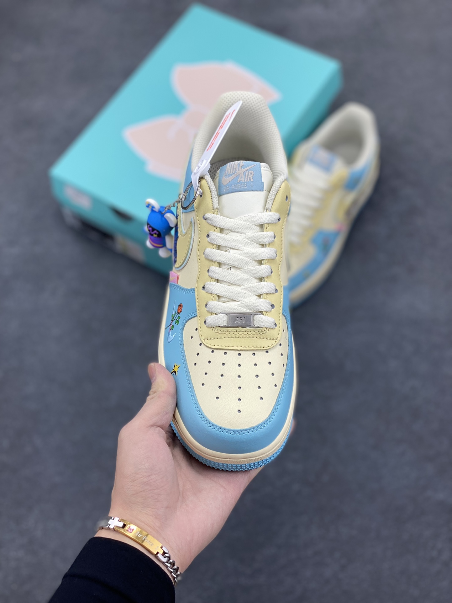 图片[2]-Nike Air Force 1 Low “The Little Prince” “小王子”空军一号低帮休闲运动板鞋 小王子在地球上遇到了狐狸，狐狸请求小王子驯养它。狐狸告诉小王子，“驯养”就是建立联系，从此彼此变得独一无二。它还说重要的东西眼睛是看不见的，要用心去感受。小王子由此明白了他的玫瑰对他的重要性，尽管世界上有无数朵玫瑰，但他浇灌、呵护的那一朵才是他真正在乎的 货号：XL2321-555 尺码：36 36.5 37.5 38 38.5 39 40 40.5 41 42 42.5 43 44 44.5 45-选品中心