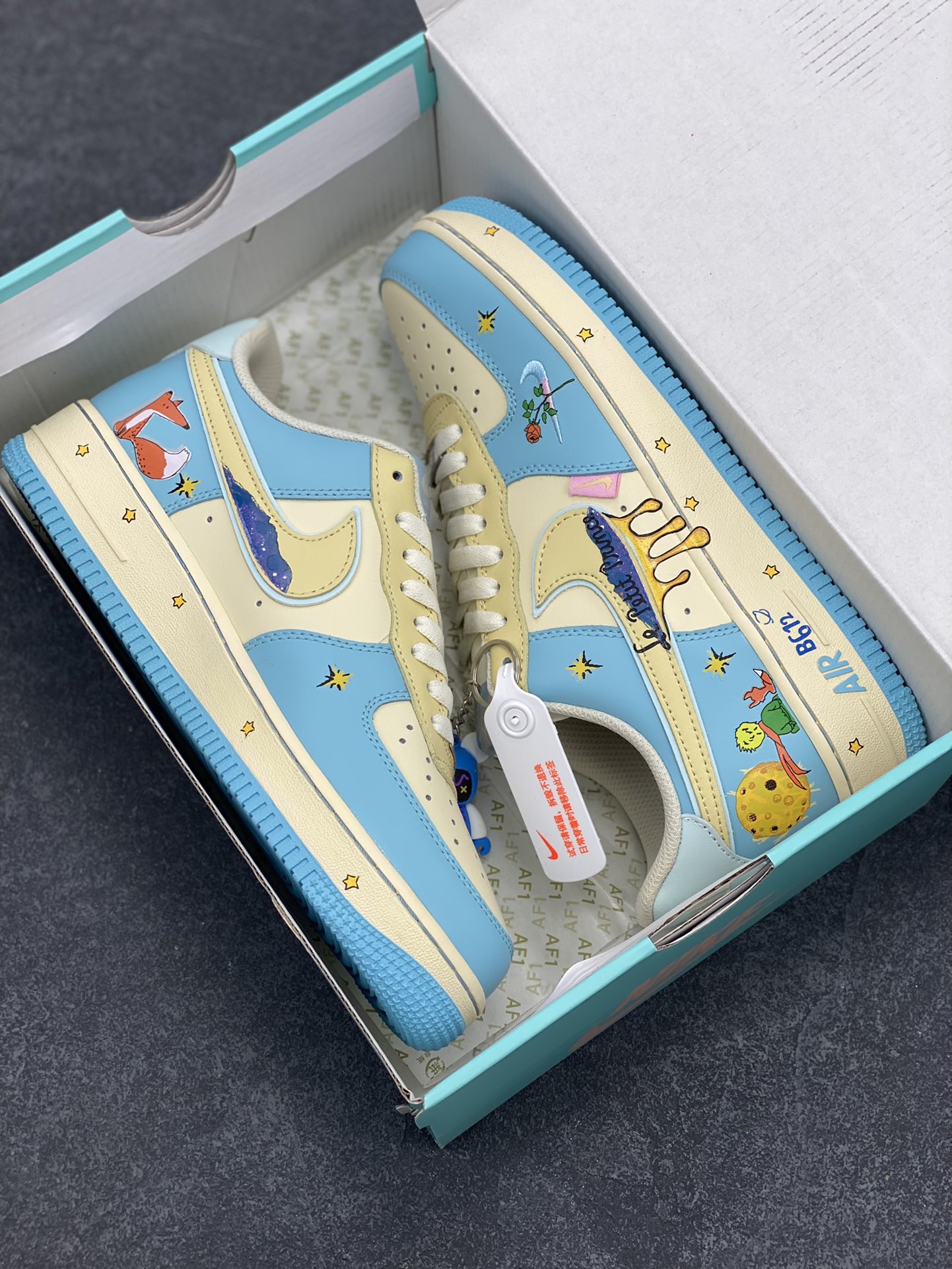 图片[9]-Nike Air Force 1 Low “The Little Prince” “小王子”空军一号低帮休闲运动板鞋 小王子在地球上遇到了狐狸，狐狸请求小王子驯养它。狐狸告诉小王子，“驯养”就是建立联系，从此彼此变得独一无二。它还说重要的东西眼睛是看不见的，要用心去感受。小王子由此明白了他的玫瑰对他的重要性，尽管世界上有无数朵玫瑰，但他浇灌、呵护的那一朵才是他真正在乎的 货号：XL2321-555 尺码：36 36.5 37.5 38 38.5 39 40 40.5 41 42 42.5 43 44 44.5 45-选品中心