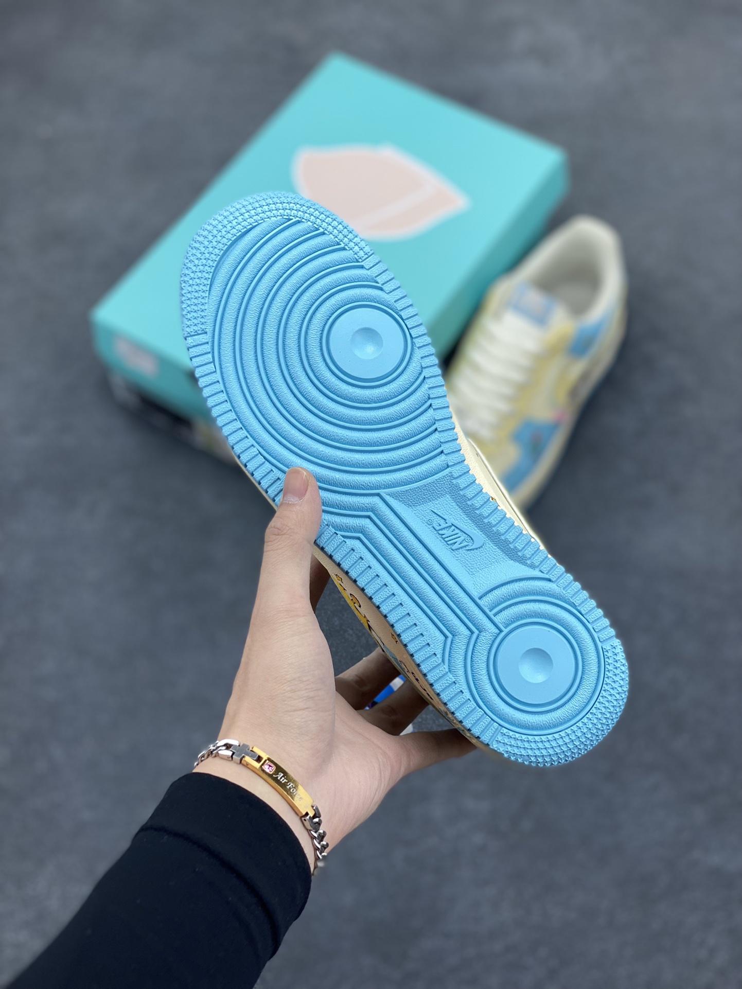 图片[5]-Nike Air Force 1 Low “The Little Prince” “小王子”空军一号低帮休闲运动板鞋 小王子在地球上遇到了狐狸，狐狸请求小王子驯养它。狐狸告诉小王子，“驯养”就是建立联系，从此彼此变得独一无二。它还说重要的东西眼睛是看不见的，要用心去感受。小王子由此明白了他的玫瑰对他的重要性，尽管世界上有无数朵玫瑰，但他浇灌、呵护的那一朵才是他真正在乎的 货号：XL2321-555 尺码：36 36.5 37.5 38 38.5 39 40 40.5 41 42 42.5 43 44 44.5 45-选品中心