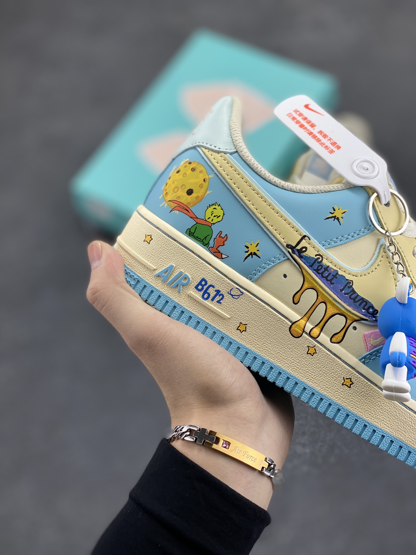 图片[6]-Nike Air Force 1 Low “The Little Prince” “小王子”空军一号低帮休闲运动板鞋 小王子在地球上遇到了狐狸，狐狸请求小王子驯养它。狐狸告诉小王子，“驯养”就是建立联系，从此彼此变得独一无二。它还说重要的东西眼睛是看不见的，要用心去感受。小王子由此明白了他的玫瑰对他的重要性，尽管世界上有无数朵玫瑰，但他浇灌、呵护的那一朵才是他真正在乎的 货号：XL2321-555 尺码：36 36.5 37.5 38 38.5 39 40 40.5 41 42 42.5 43 44 44.5 45-选品中心