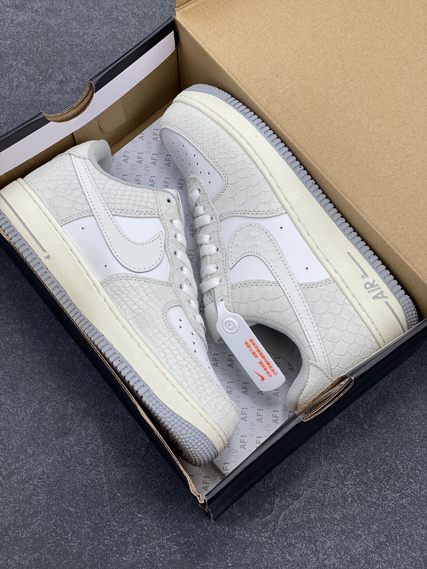 图片[9]-Nike Air Force 1 Low 蛇纹 空军一号低帮百搭休闲运动板鞋。柔软、弹性十足的缓震性能和出色的中底设计，横跨复古与现代的外型结合，造就出风靡全球三十多年的Force 1，直到今天还深受青睐。 货号：DX2678-100 尺码：36 36.5 37.5 38 38.5 39 40 40.5 41 42 42.5 43 44 44.5 45-选品中心