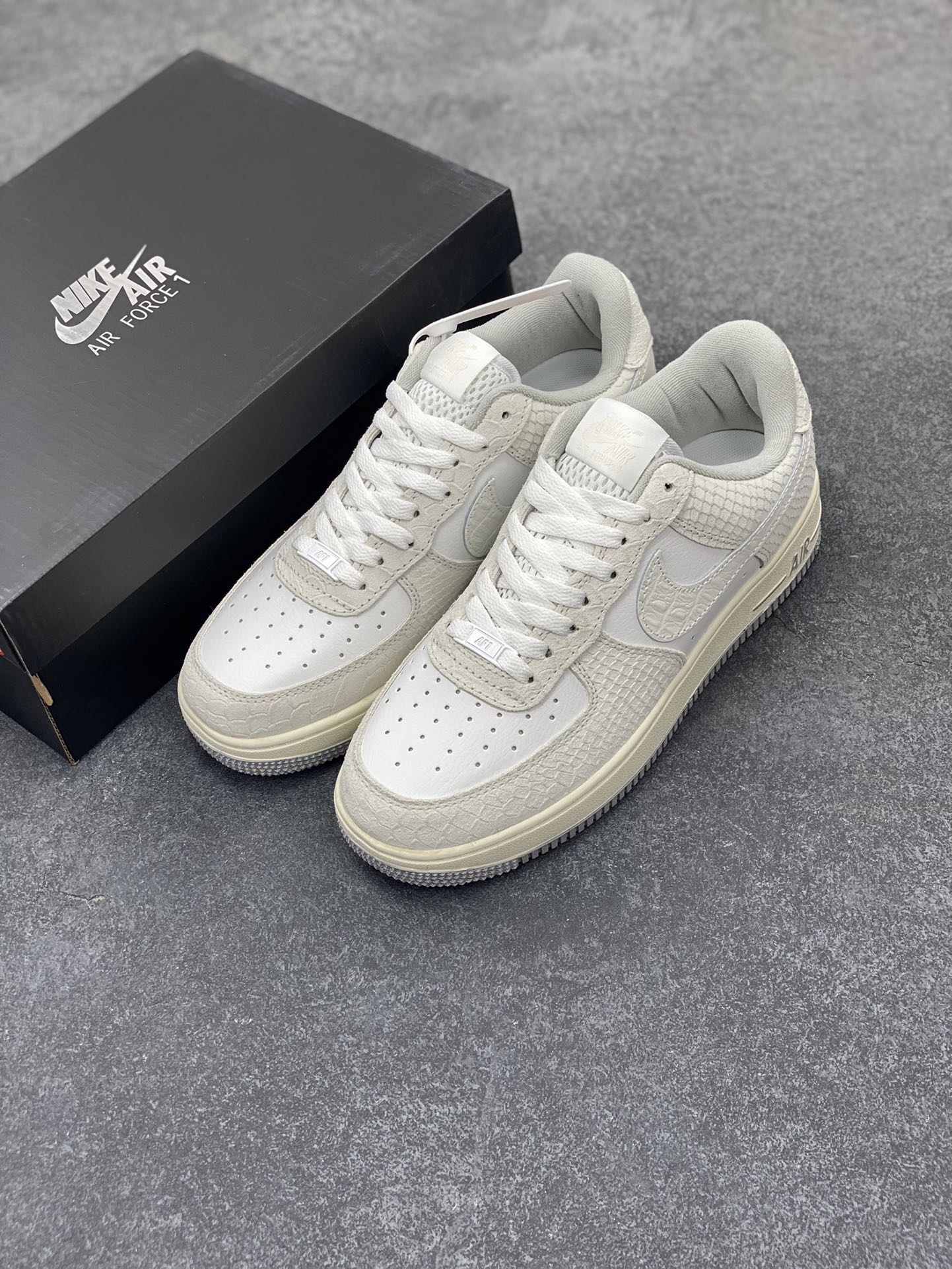 图片[8]-Nike Air Force 1 Low 蛇纹 空军一号低帮百搭休闲运动板鞋。柔软、弹性十足的缓震性能和出色的中底设计，横跨复古与现代的外型结合，造就出风靡全球三十多年的Force 1，直到今天还深受青睐。 货号：DX2678-100 尺码：36 36.5 37.5 38 38.5 39 40 40.5 41 42 42.5 43 44 44.5 45-选品中心