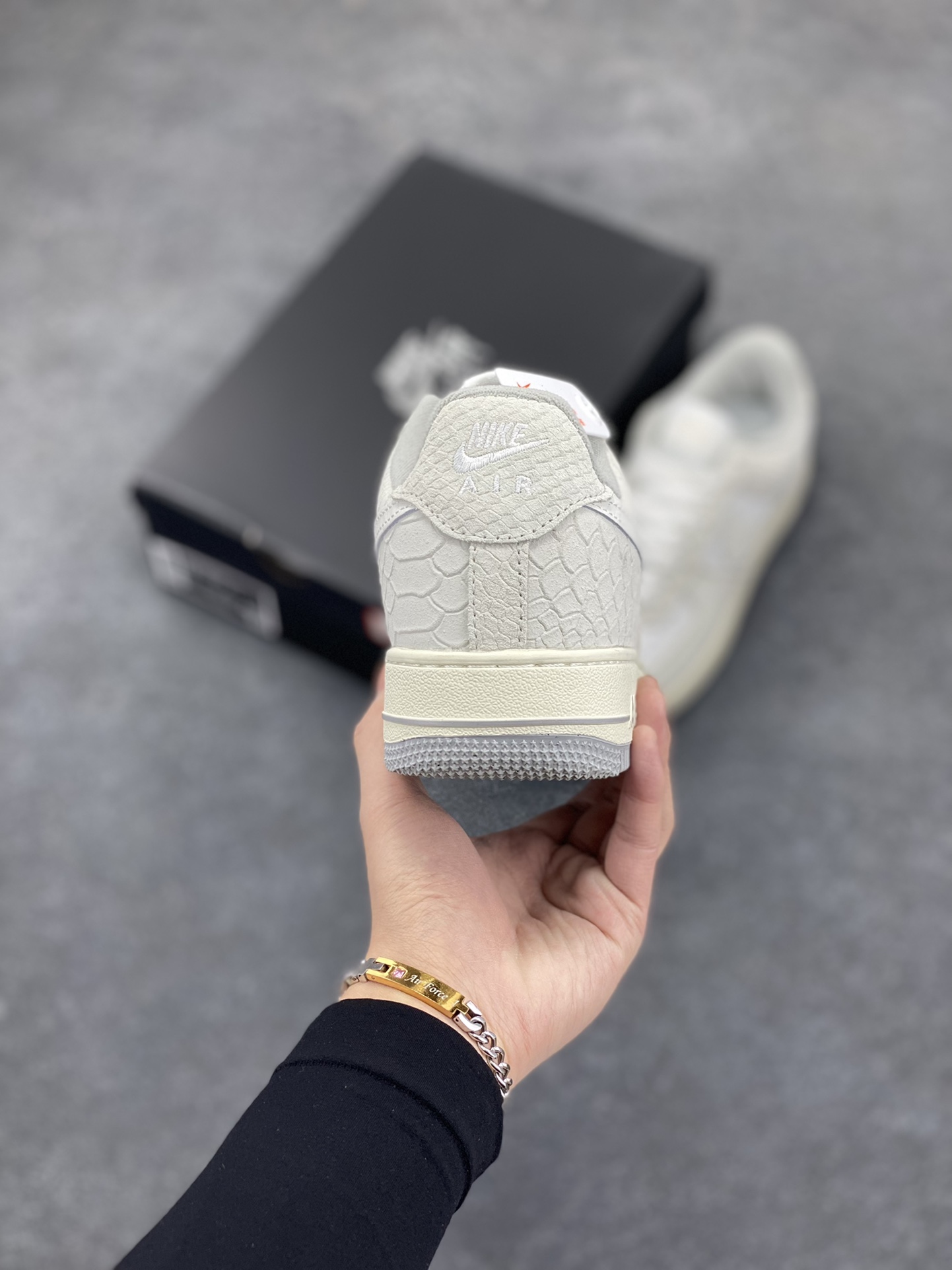 图片[4]-Nike Air Force 1 Low 蛇纹 空军一号低帮百搭休闲运动板鞋。柔软、弹性十足的缓震性能和出色的中底设计，横跨复古与现代的外型结合，造就出风靡全球三十多年的Force 1，直到今天还深受青睐。 货号：DX2678-100 尺码：36 36.5 37.5 38 38.5 39 40 40.5 41 42 42.5 43 44 44.5 45-选品中心