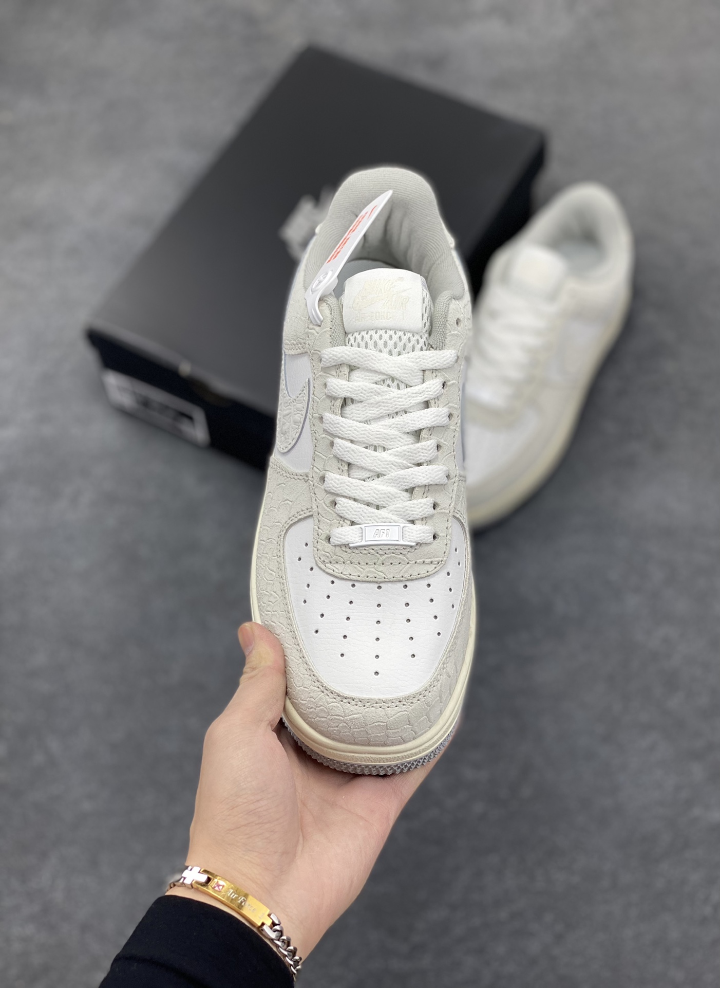 图片[2]-Nike Air Force 1 Low 蛇纹 空军一号低帮百搭休闲运动板鞋。柔软、弹性十足的缓震性能和出色的中底设计，横跨复古与现代的外型结合，造就出风靡全球三十多年的Force 1，直到今天还深受青睐。 货号：DX2678-100 尺码：36 36.5 37.5 38 38.5 39 40 40.5 41 42 42.5 43 44 44.5 45-选品中心