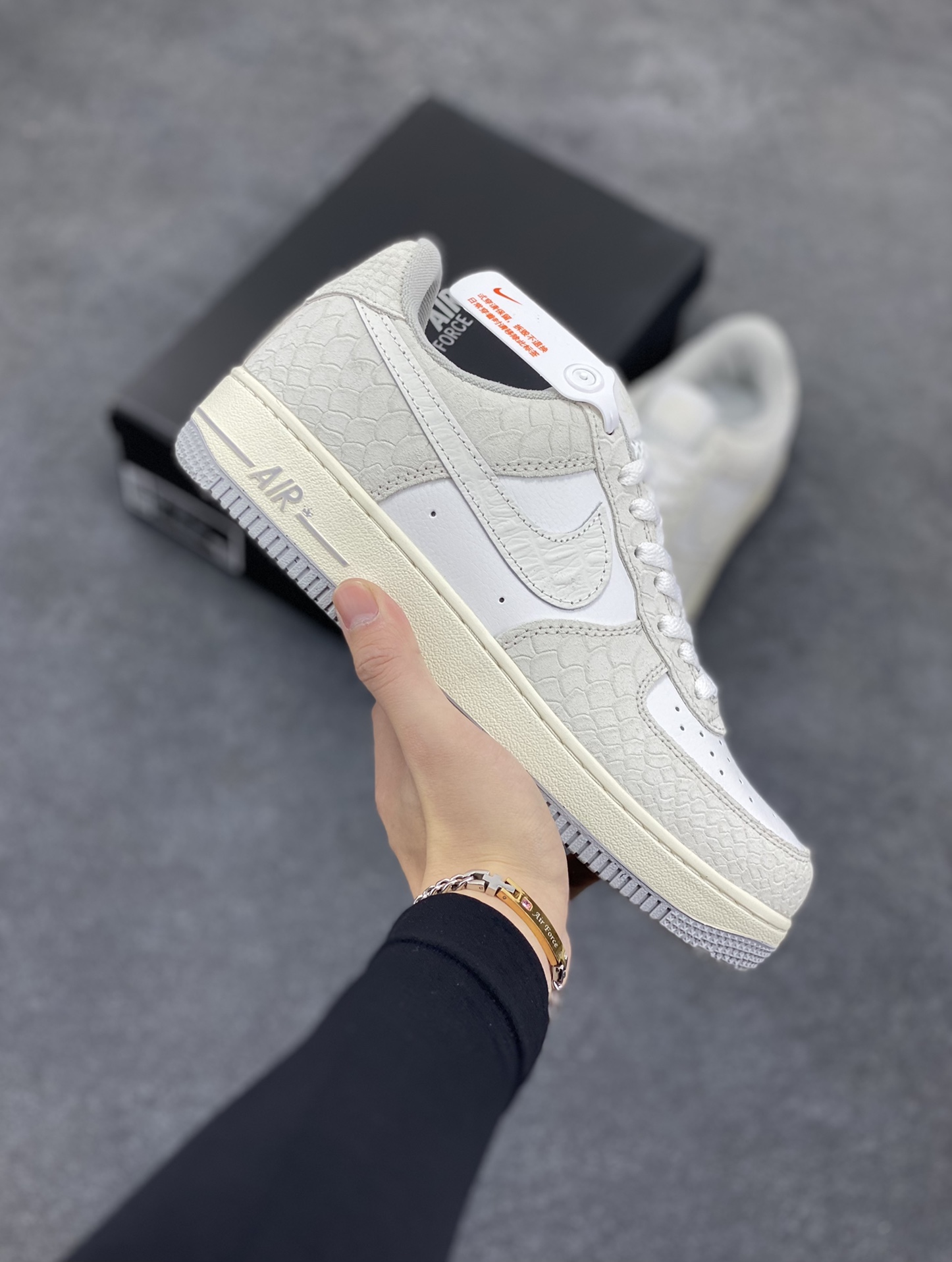 Nike Air Force 1 Low 蛇纹 空军一号低帮百搭休闲运动板鞋。柔软、弹性十足的缓震性能和出色的中底设计，横跨复古与现代的外型结合，造就出风靡全球三十多年的Force 1，直到今天还深受青睐。 货号：DX2678-100 尺码：36 36.5 37.5 38 38.5 39 40 40.5 41 42 42.5 43 44 44.5 45-选品中心