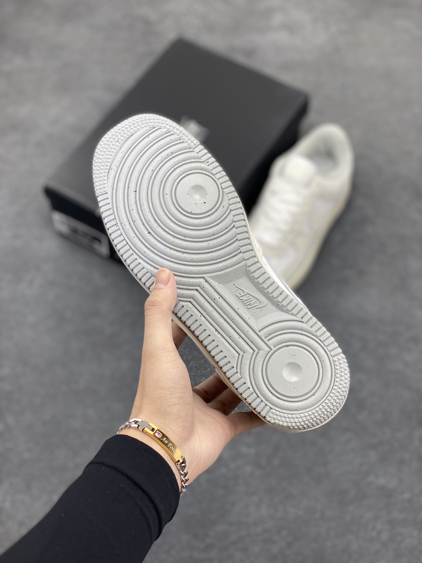 图片[5]-Nike Air Force 1 Low 蛇纹 空军一号低帮百搭休闲运动板鞋。柔软、弹性十足的缓震性能和出色的中底设计，横跨复古与现代的外型结合，造就出风靡全球三十多年的Force 1，直到今天还深受青睐。 货号：DX2678-100 尺码：36 36.5 37.5 38 38.5 39 40 40.5 41 42 42.5 43 44 44.5 45-选品中心