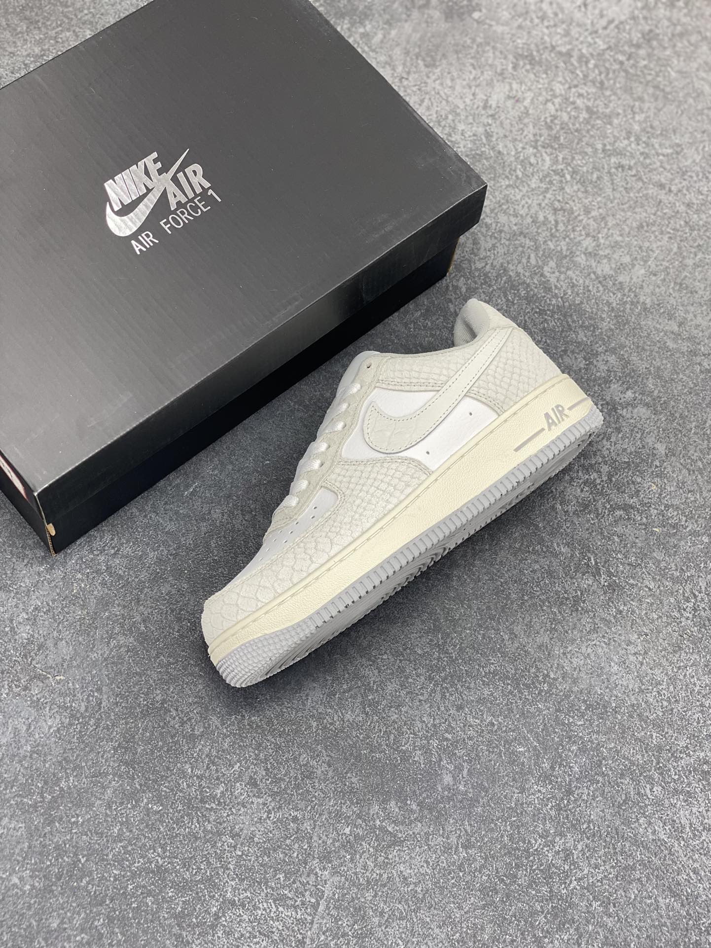 图片[7]-Nike Air Force 1 Low 蛇纹 空军一号低帮百搭休闲运动板鞋。柔软、弹性十足的缓震性能和出色的中底设计，横跨复古与现代的外型结合，造就出风靡全球三十多年的Force 1，直到今天还深受青睐。 货号：DX2678-100 尺码：36 36.5 37.5 38 38.5 39 40 40.5 41 42 42.5 43 44 44.5 45-选品中心