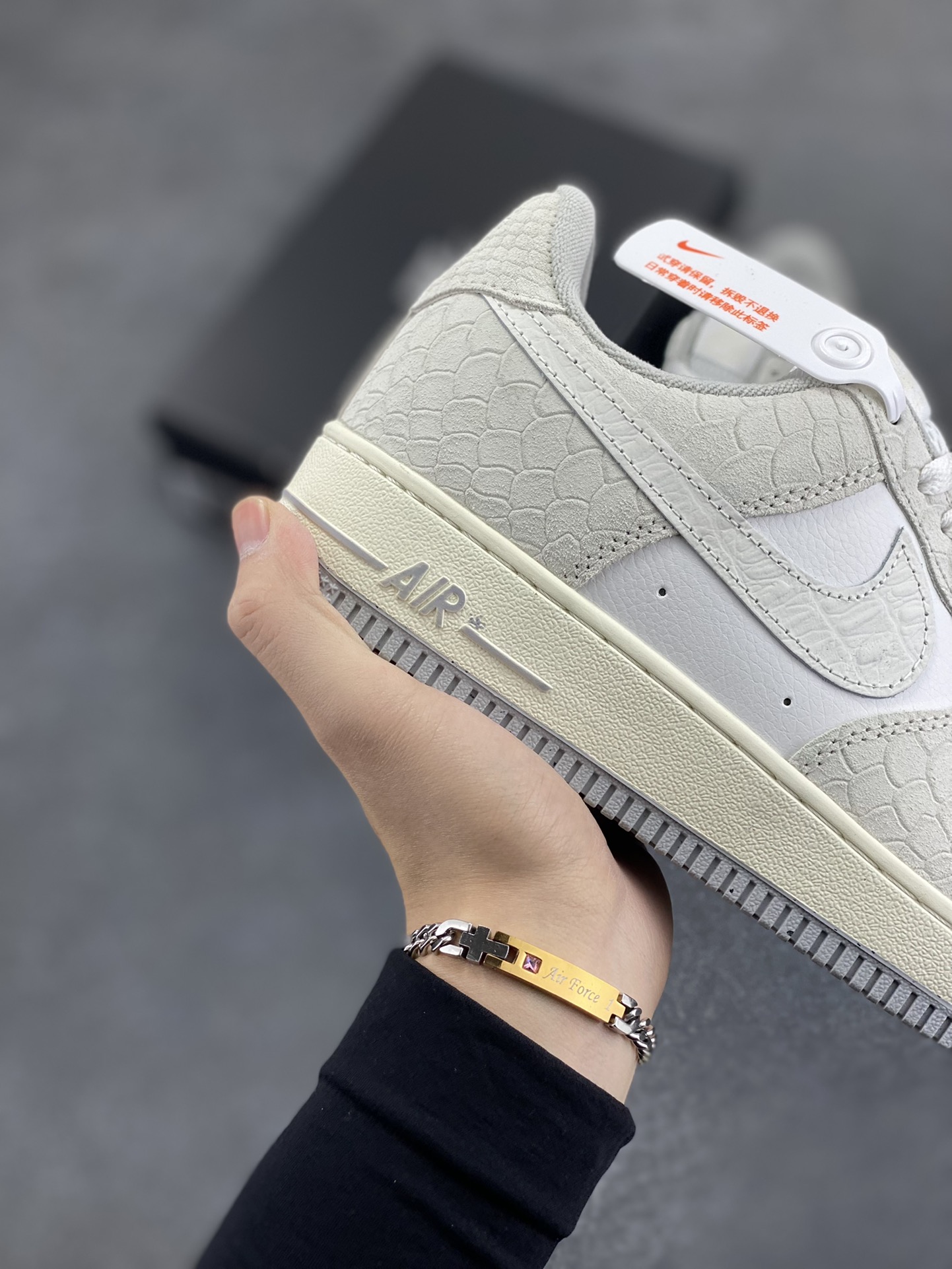 图片[6]-Nike Air Force 1 Low 蛇纹 空军一号低帮百搭休闲运动板鞋。柔软、弹性十足的缓震性能和出色的中底设计，横跨复古与现代的外型结合，造就出风靡全球三十多年的Force 1，直到今天还深受青睐。 货号：DX2678-100 尺码：36 36.5 37.5 38 38.5 39 40 40.5 41 42 42.5 43 44 44.5 45-选品中心
