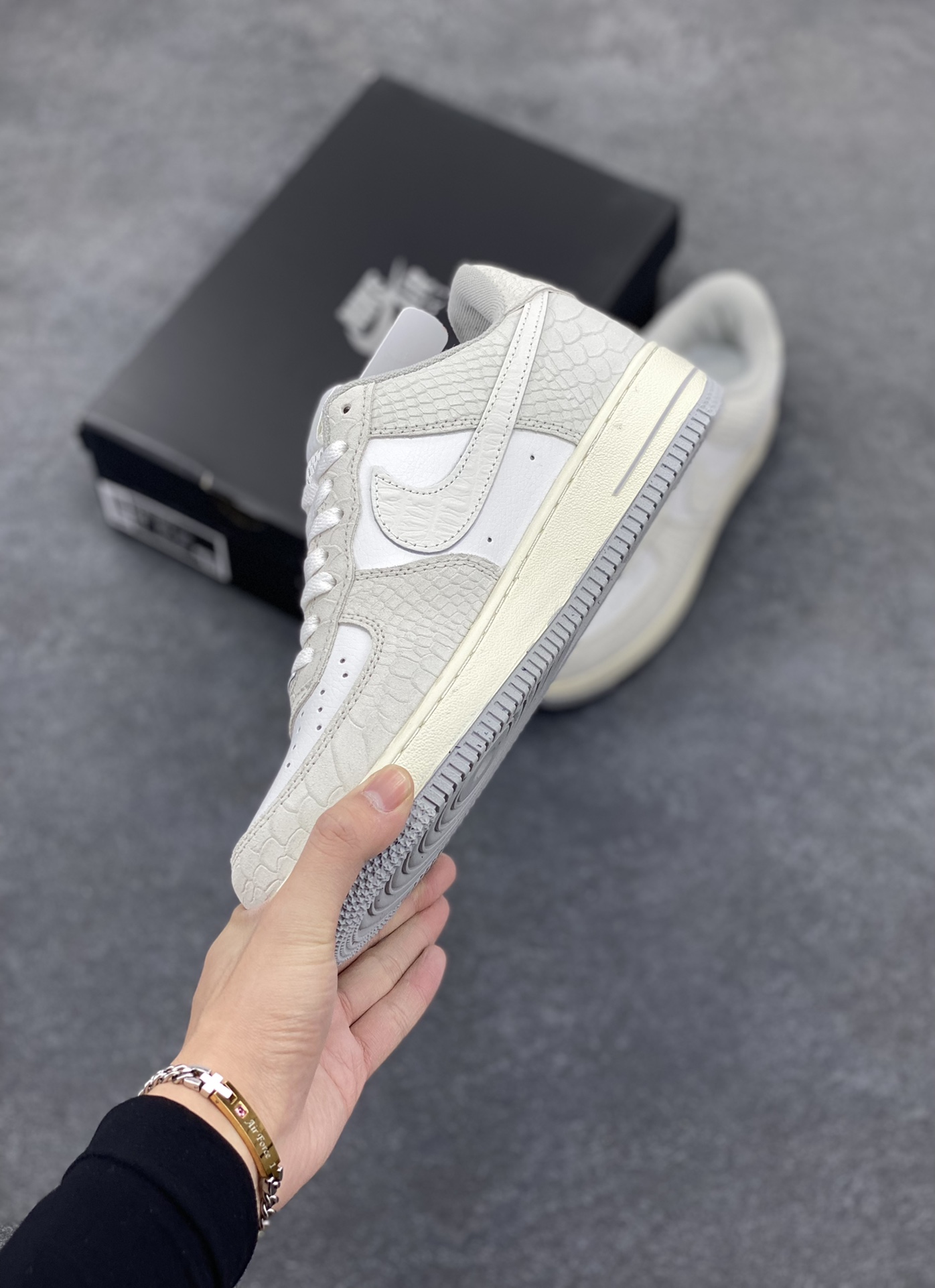 图片[3]-Nike Air Force 1 Low 蛇纹 空军一号低帮百搭休闲运动板鞋。柔软、弹性十足的缓震性能和出色的中底设计，横跨复古与现代的外型结合，造就出风靡全球三十多年的Force 1，直到今天还深受青睐。 货号：DX2678-100 尺码：36 36.5 37.5 38 38.5 39 40 40.5 41 42 42.5 43 44 44.5 45-选品中心
