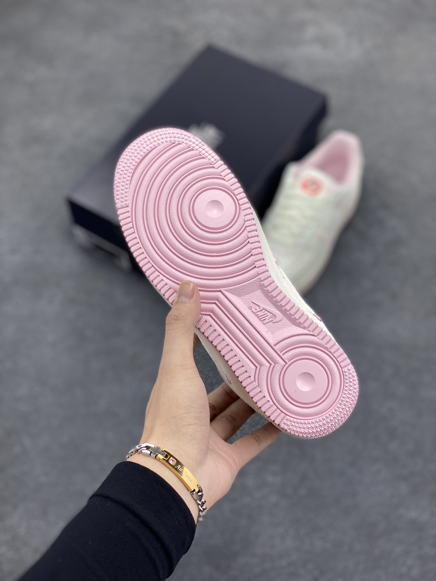 图片[5]-Nike Air Force 1 Low 苹果情人节 原楦头原纸板 打造纯正空军版型 专注外贸渠道 全掌内置蜂窝气垫 原盒配件 原厂中底钢印、拉帮完美 货号：HV5992-111 尺码：35.5 36 36.5 37.5 38 38.5 39 40 40.5 41 42 42.5 43 44 44.5 45-选品中心