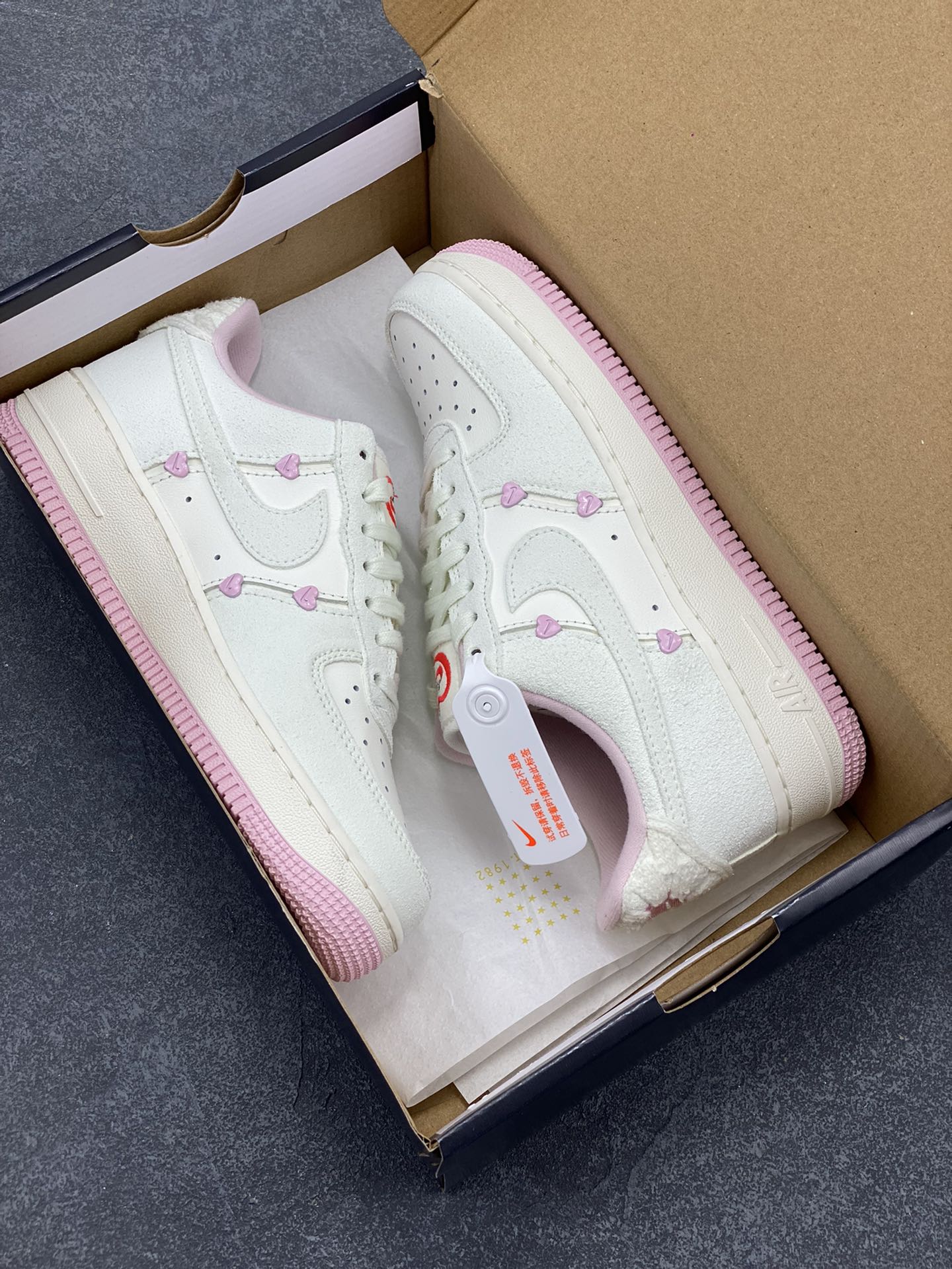 图片[9]-Nike Air Force 1 Low 苹果情人节 原楦头原纸板 打造纯正空军版型 专注外贸渠道 全掌内置蜂窝气垫 原盒配件 原厂中底钢印、拉帮完美 货号：HV5992-111 尺码：35.5 36 36.5 37.5 38 38.5 39 40 40.5 41 42 42.5 43 44 44.5 45-选品中心