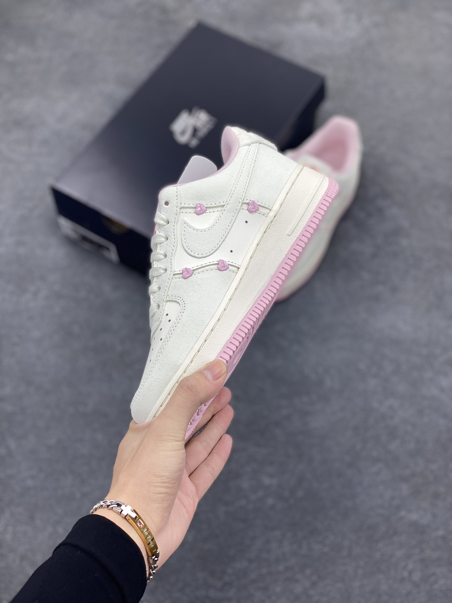 图片[3]-Nike Air Force 1 Low 苹果情人节 原楦头原纸板 打造纯正空军版型 专注外贸渠道 全掌内置蜂窝气垫 原盒配件 原厂中底钢印、拉帮完美 货号：HV5992-111 尺码：35.5 36 36.5 37.5 38 38.5 39 40 40.5 41 42 42.5 43 44 44.5 45-选品中心