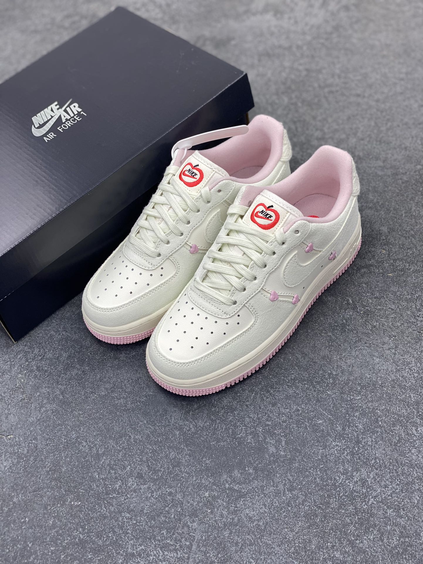 图片[8]-Nike Air Force 1 Low 苹果情人节 原楦头原纸板 打造纯正空军版型 专注外贸渠道 全掌内置蜂窝气垫 原盒配件 原厂中底钢印、拉帮完美 货号：HV5992-111 尺码：35.5 36 36.5 37.5 38 38.5 39 40 40.5 41 42 42.5 43 44 44.5 45-选品中心