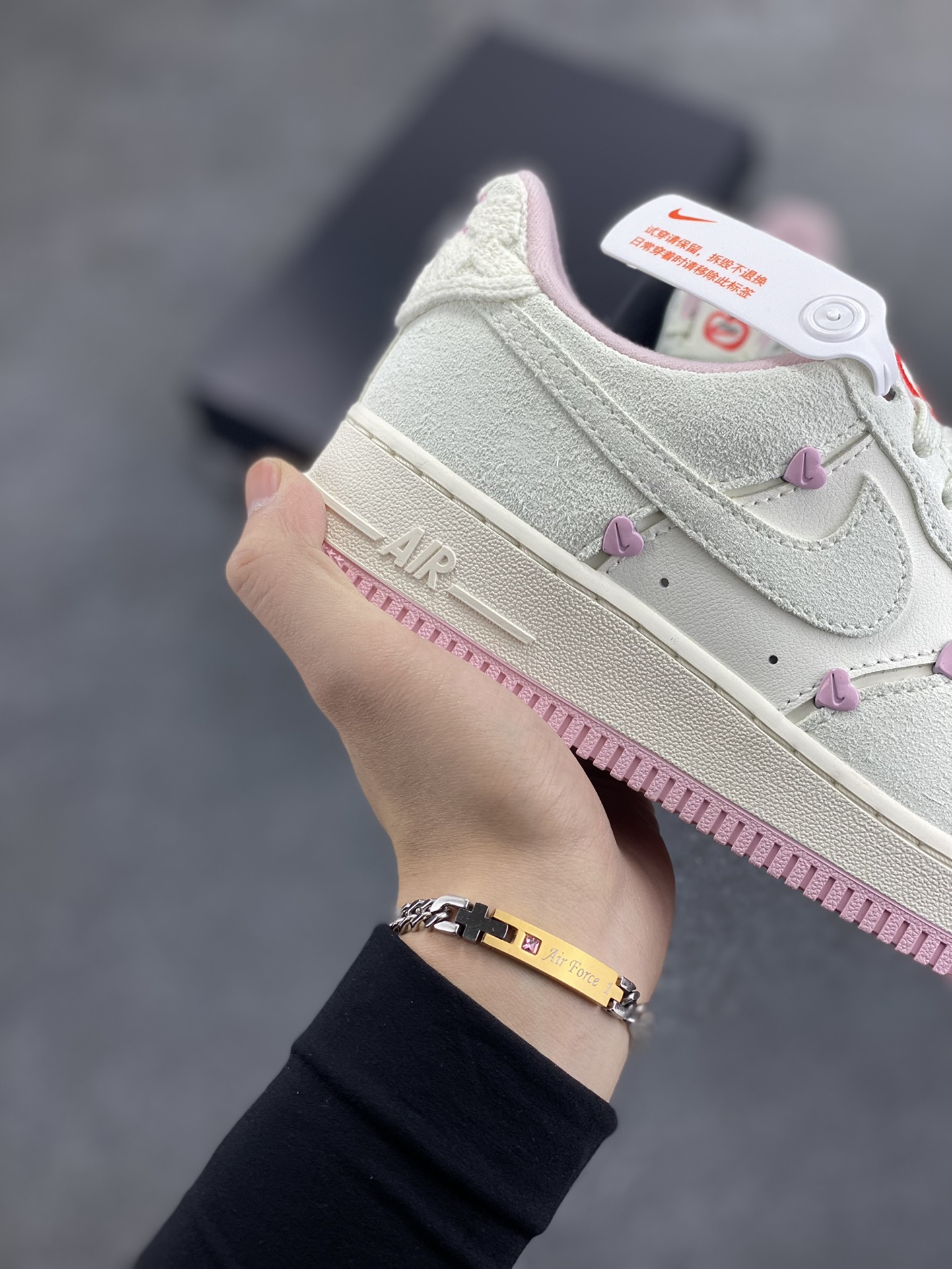 图片[6]-Nike Air Force 1 Low 苹果情人节 原楦头原纸板 打造纯正空军版型 专注外贸渠道 全掌内置蜂窝气垫 原盒配件 原厂中底钢印、拉帮完美 货号：HV5992-111 尺码：35.5 36 36.5 37.5 38 38.5 39 40 40.5 41 42 42.5 43 44 44.5 45-选品中心