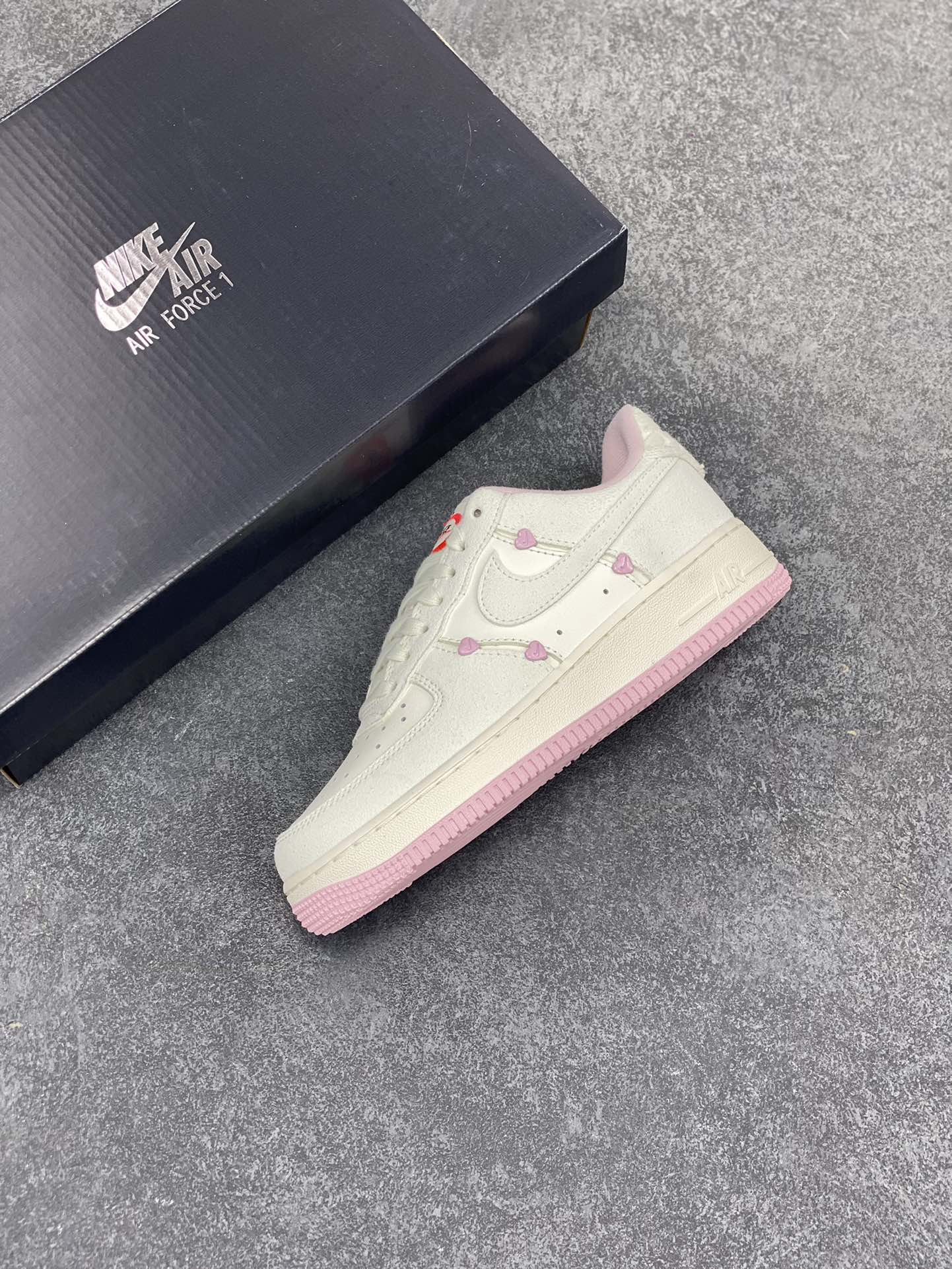 图片[7]-Nike Air Force 1 Low 苹果情人节 原楦头原纸板 打造纯正空军版型 专注外贸渠道 全掌内置蜂窝气垫 原盒配件 原厂中底钢印、拉帮完美 货号：HV5992-111 尺码：35.5 36 36.5 37.5 38 38.5 39 40 40.5 41 42 42.5 43 44 44.5 45-选品中心