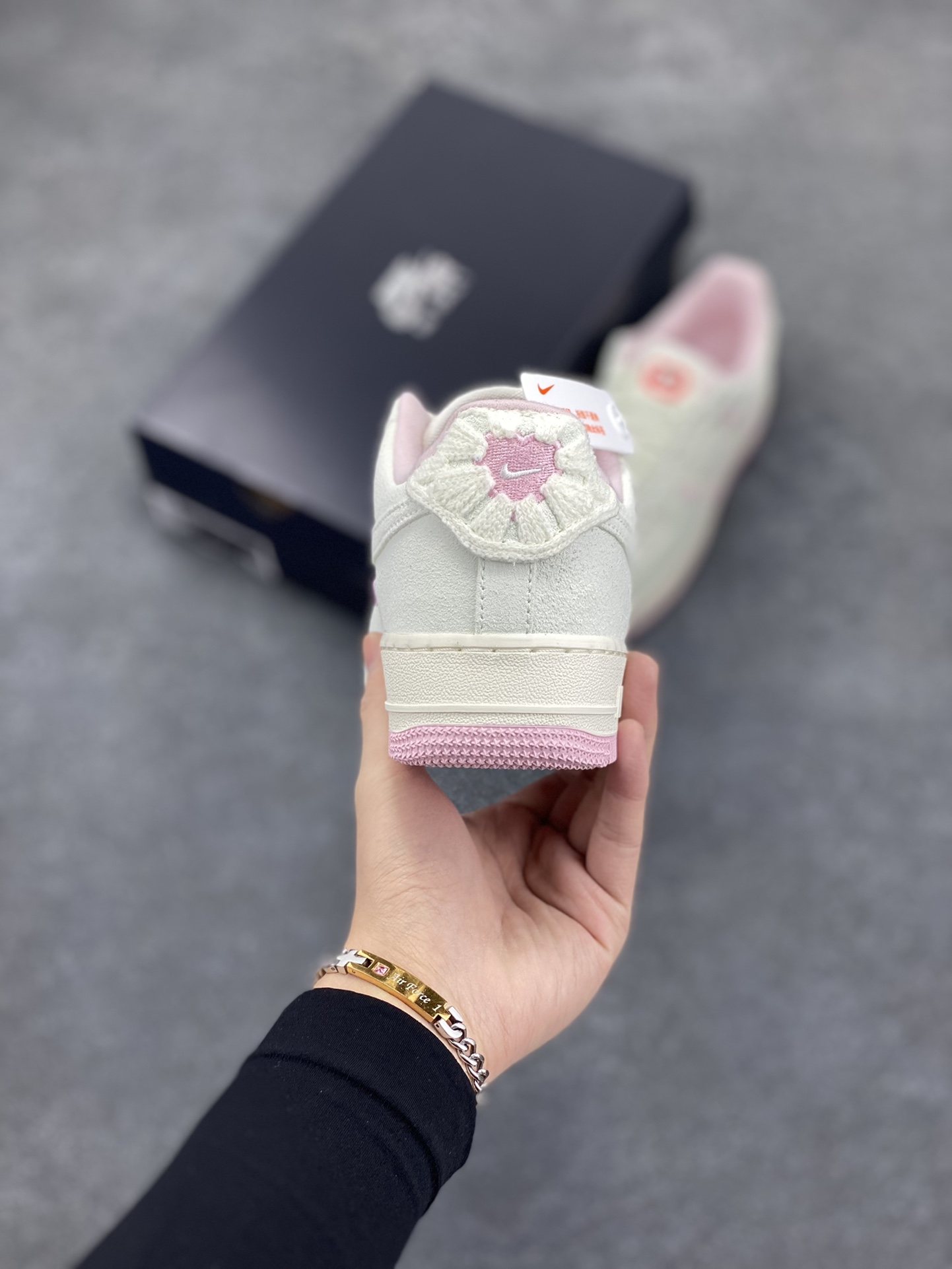图片[4]-Nike Air Force 1 Low 苹果情人节 原楦头原纸板 打造纯正空军版型 专注外贸渠道 全掌内置蜂窝气垫 原盒配件 原厂中底钢印、拉帮完美 货号：HV5992-111 尺码：35.5 36 36.5 37.5 38 38.5 39 40 40.5 41 42 42.5 43 44 44.5 45-选品中心