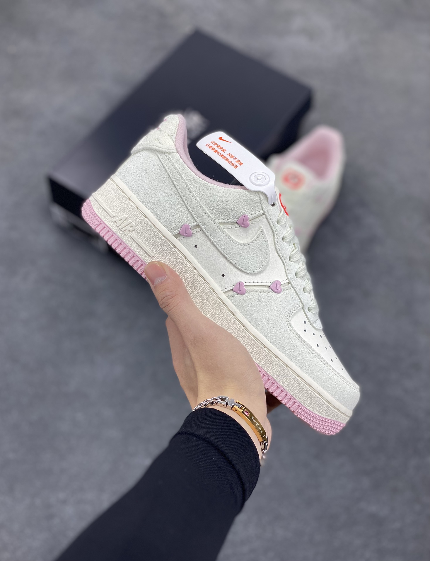 Nike Air Force 1 Low 苹果情人节 原楦头原纸板 打造纯正空军版型 专注外贸渠道 全掌内置蜂窝气垫 原盒配件 原厂中底钢印、拉帮完美 货号:HV5992-111 尺码:35.5 36 36.5 37.5 38 38.5 39 40 40.5 41 42 42.5 43 44 44.5 45-选品中心