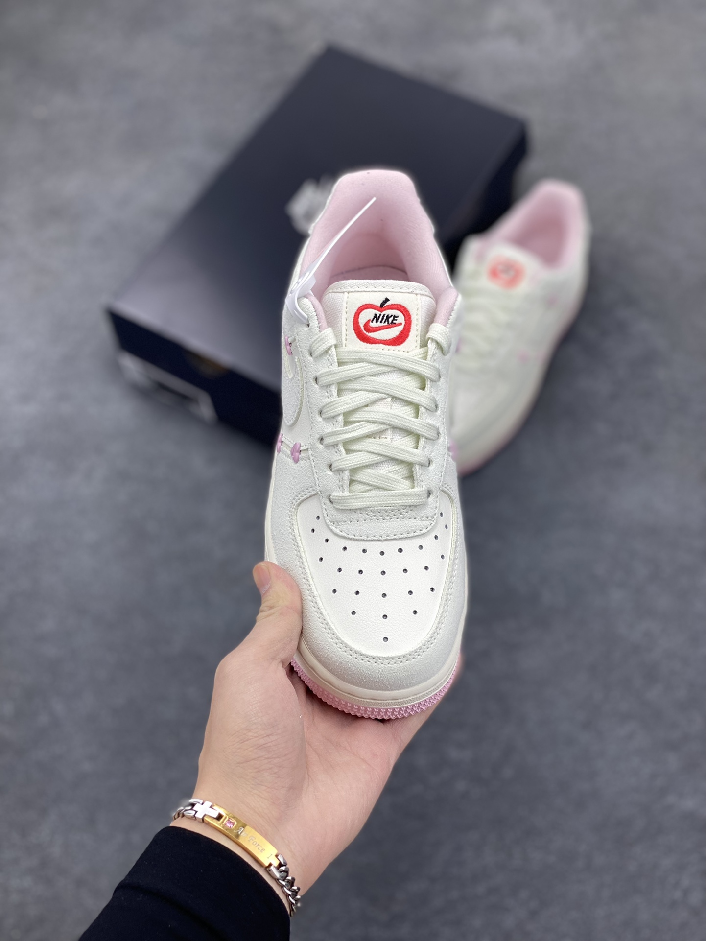 图片[2]-Nike Air Force 1 Low 苹果情人节 原楦头原纸板 打造纯正空军版型 专注外贸渠道 全掌内置蜂窝气垫 原盒配件 原厂中底钢印、拉帮完美 货号：HV5992-111 尺码：35.5 36 36.5 37.5 38 38.5 39 40 40.5 41 42 42.5 43 44 44.5 45-选品中心
