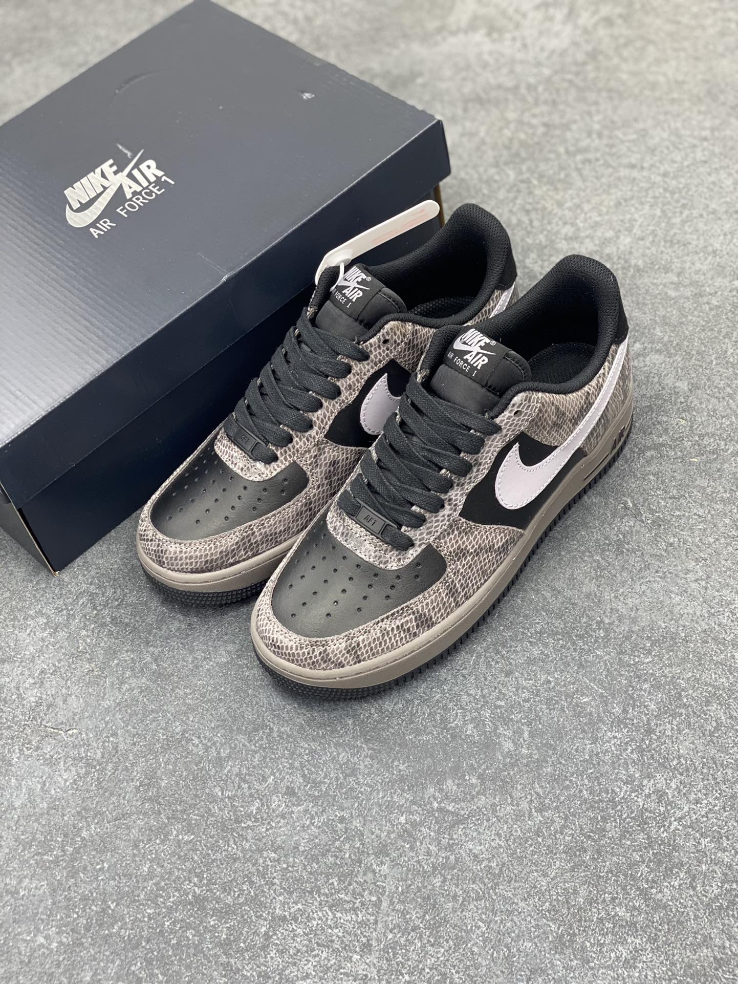 图片[8]-Nike Air Force 1 Low 蛇年黑灰 空军一号低帮运动板鞋 原楦头原纸板 打造纯正空军版型#专注外贸渠道 全掌内置蜂窝气垫 #原盒配件 原厂中底钢印、拉帮完美 货号：HF2898-001 尺码：36 36.5 37.5 38 38.5 39 40 40.5 41 42 42.5 43 44 44.5 45-选品中心