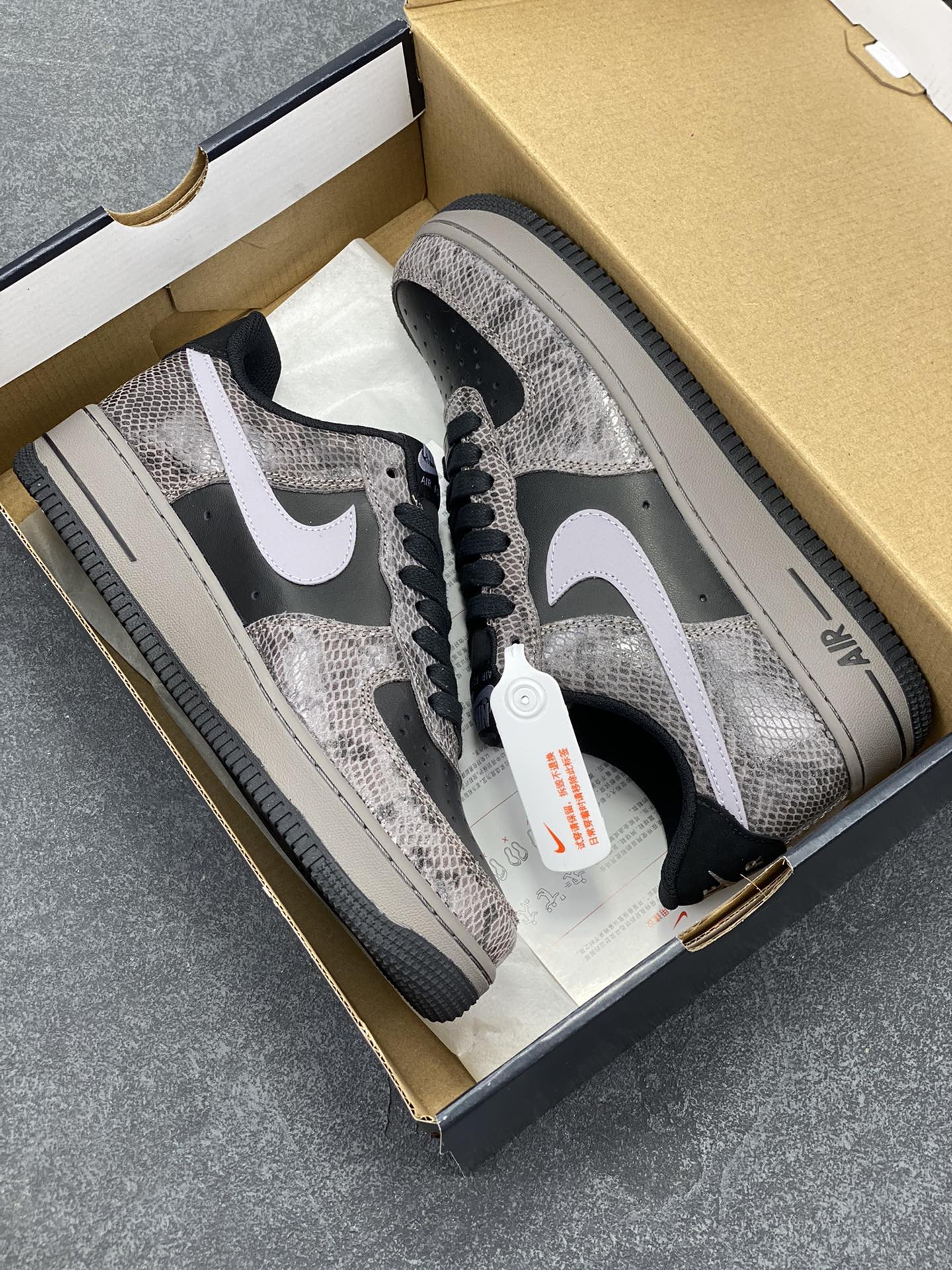 图片[9]-Nike Air Force 1 Low 蛇年黑灰 空军一号低帮运动板鞋 原楦头原纸板 打造纯正空军版型#专注外贸渠道 全掌内置蜂窝气垫 #原盒配件 原厂中底钢印、拉帮完美 货号：HF2898-001 尺码：36 36.5 37.5 38 38.5 39 40 40.5 41 42 42.5 43 44 44.5 45-选品中心