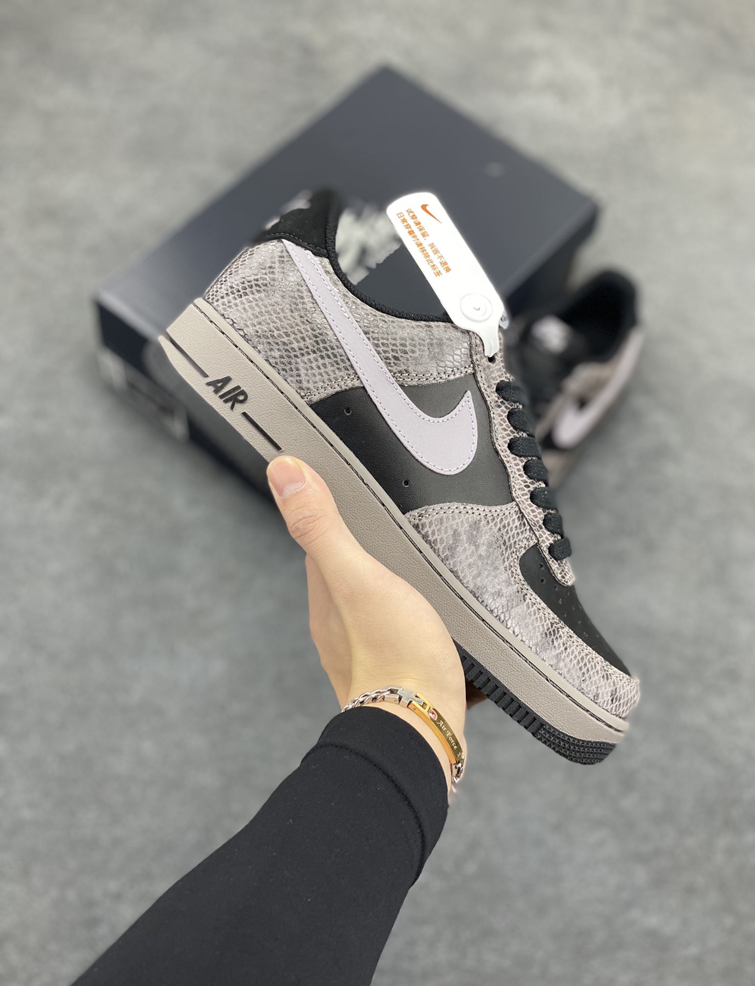 Nike Air Force 1 Low 蛇年黑灰 空军一号低帮运动板鞋 原楦头原纸板 打造纯正空军版型#专注外贸渠道 全掌内置蜂窝气垫 #原盒配件 原厂中底钢印、拉帮完美 货号:HF2898-001 尺码:36 36.5 37.5 38 38.5 39 40 40.5 41 42 42.5 43 44 44.5 45-选品中心
