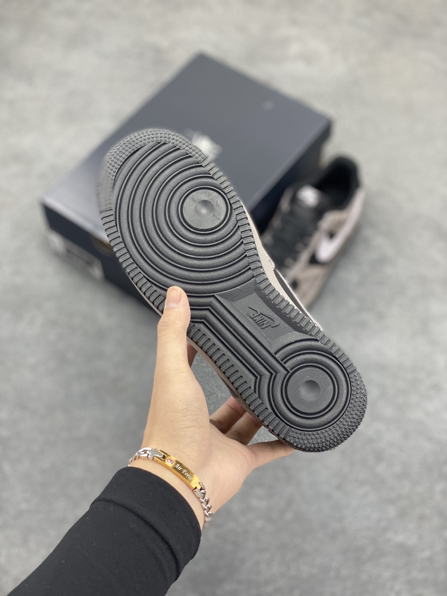 图片[5]-Nike Air Force 1 Low 蛇年黑灰 空军一号低帮运动板鞋 原楦头原纸板 打造纯正空军版型#专注外贸渠道 全掌内置蜂窝气垫 #原盒配件 原厂中底钢印、拉帮完美 货号：HF2898-001 尺码：36 36.5 37.5 38 38.5 39 40 40.5 41 42 42.5 43 44 44.5 45-选品中心