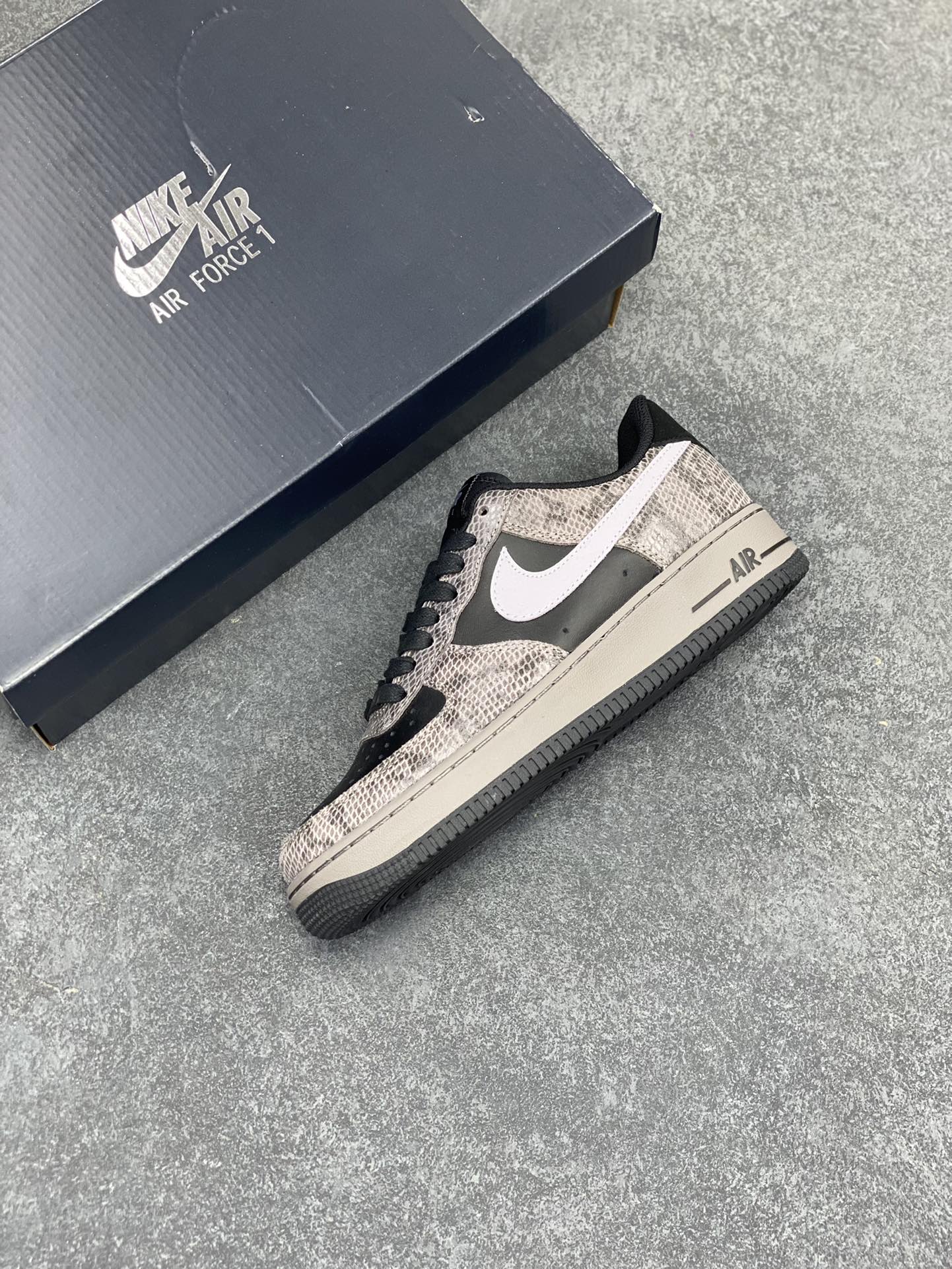图片[7]-Nike Air Force 1 Low 蛇年黑灰 空军一号低帮运动板鞋 原楦头原纸板 打造纯正空军版型#专注外贸渠道 全掌内置蜂窝气垫 #原盒配件 原厂中底钢印、拉帮完美 货号：HF2898-001 尺码：36 36.5 37.5 38 38.5 39 40 40.5 41 42 42.5 43 44 44.5 45-选品中心