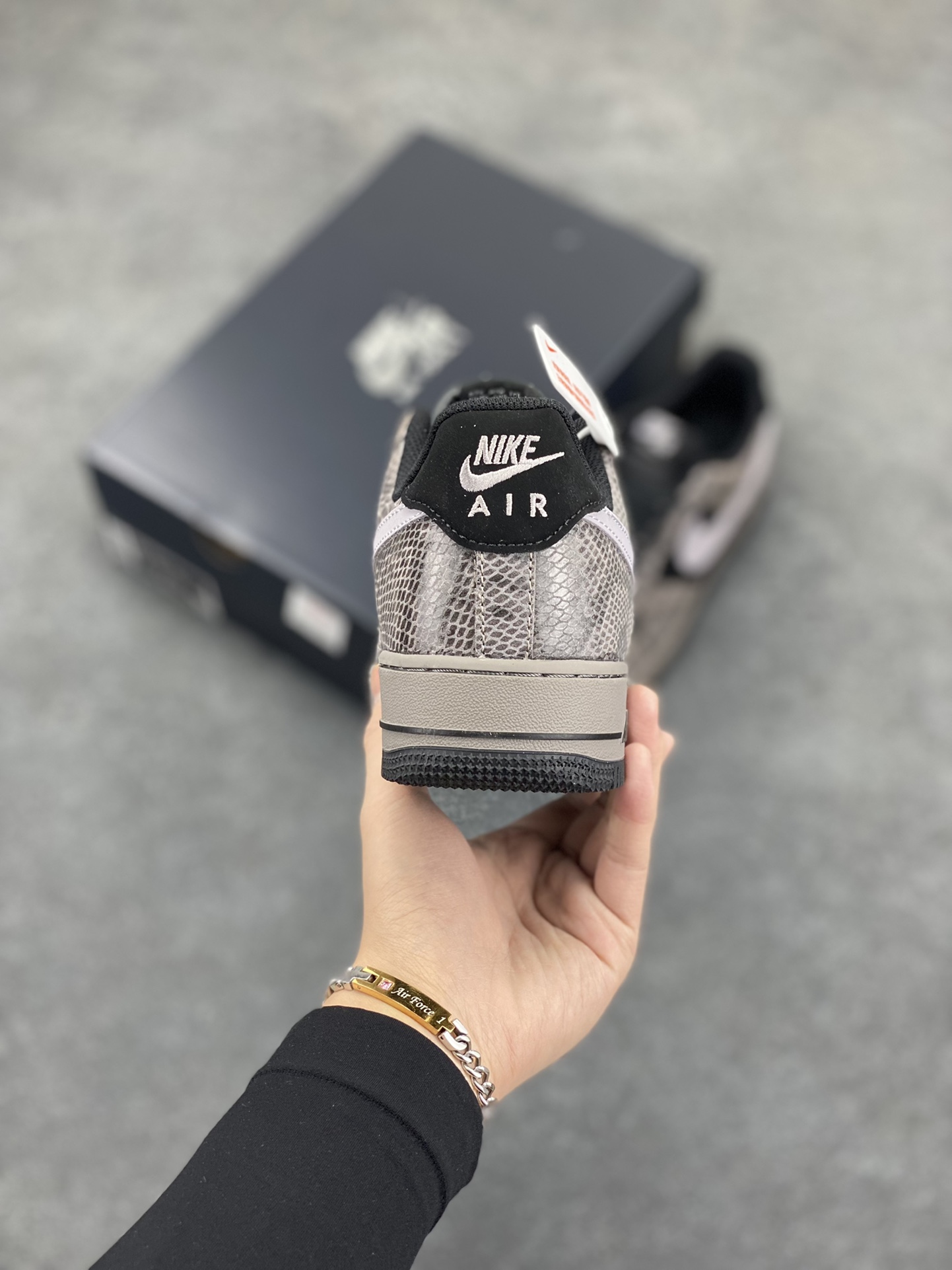 图片[4]-Nike Air Force 1 Low 蛇年黑灰 空军一号低帮运动板鞋 原楦头原纸板 打造纯正空军版型#专注外贸渠道 全掌内置蜂窝气垫 #原盒配件 原厂中底钢印、拉帮完美 货号：HF2898-001 尺码：36 36.5 37.5 38 38.5 39 40 40.5 41 42 42.5 43 44 44.5 45-选品中心